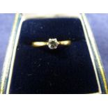 18ct yellow gold & platinum solitaire diamond ring stamped 750 and PLAT size N/O gross item weight