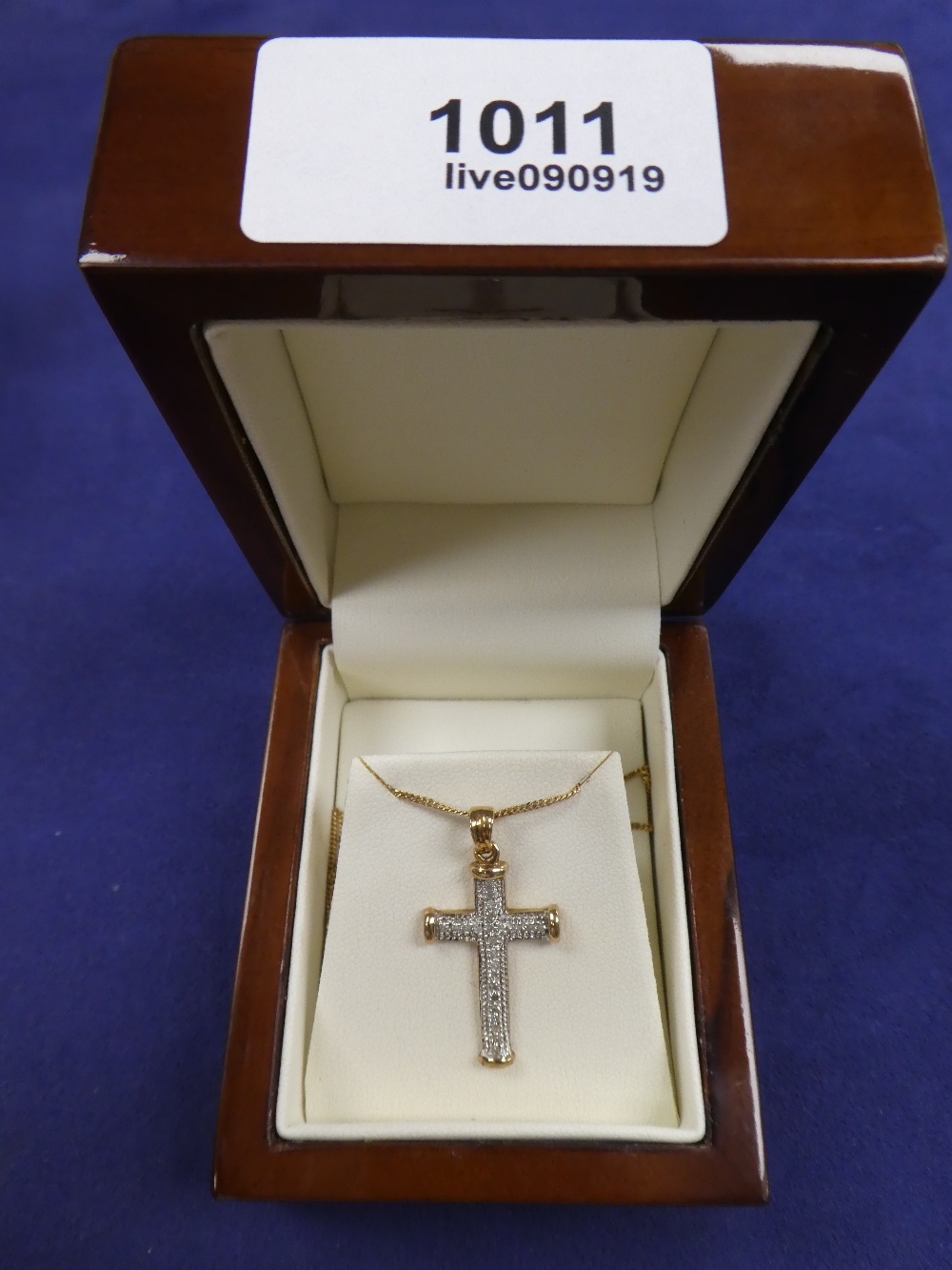 9ct yellow gold & diamond illusion set cross pendant & chain, stamped 375, total gross item weight