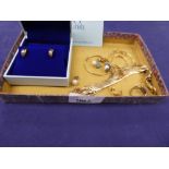 Small collection of gold & yellow coloured metal items including earrings, bracelets etc.