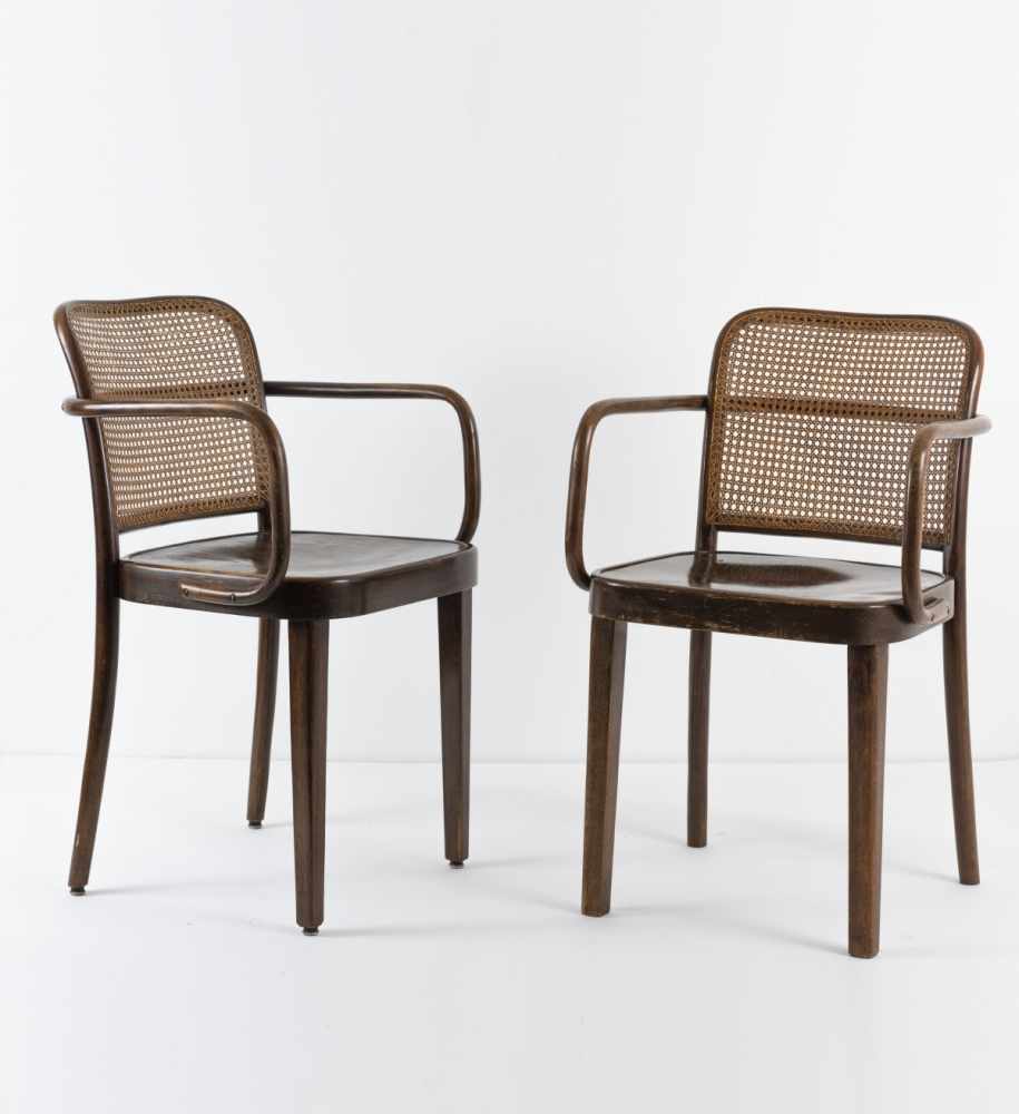 Josef HoffmannZwei Armlehnstühle, um 1930H. 80,5 x 50 x 55,5 cm.Thonet, Wien.Buchenholz,