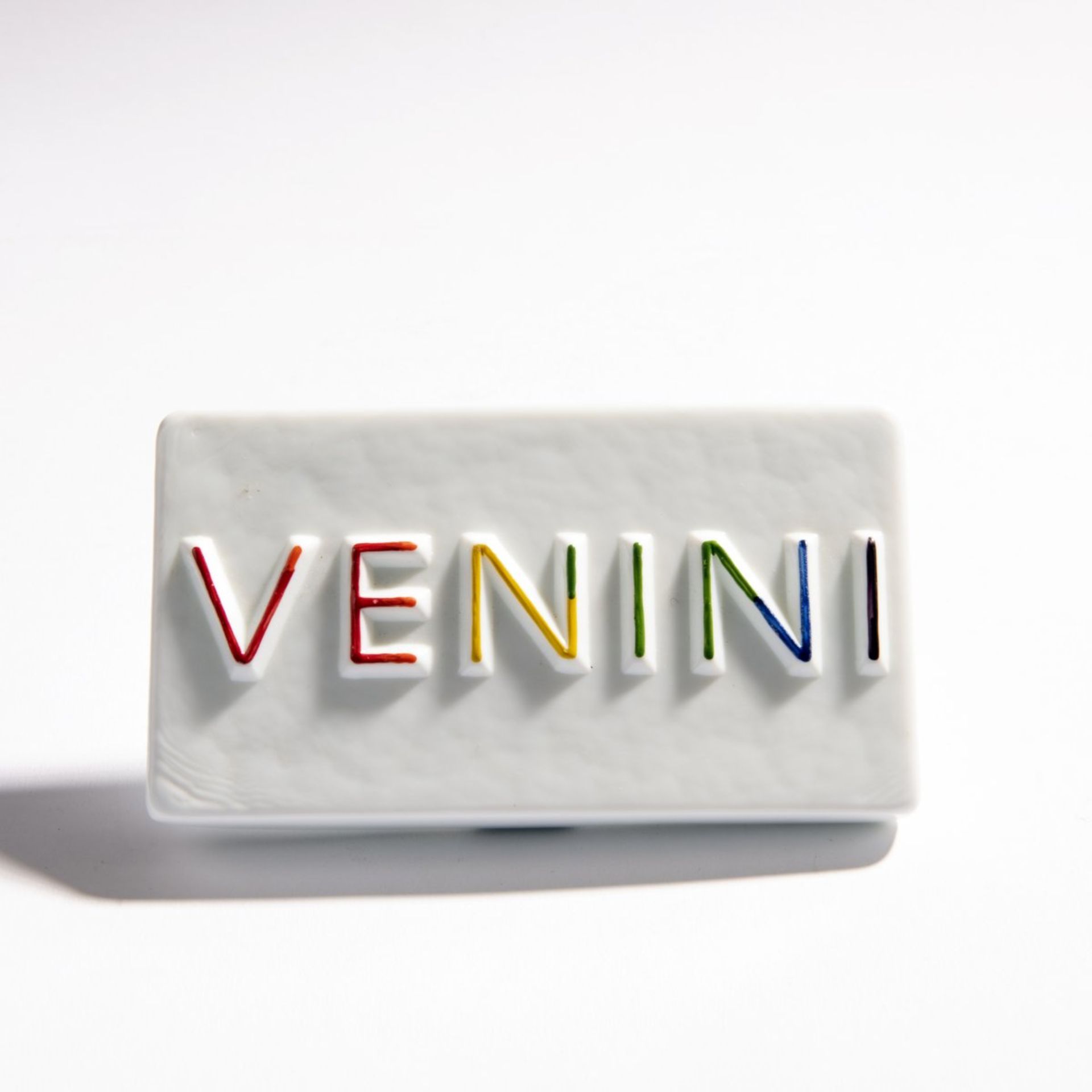 Venini & C.Venini Plakette, 1980er JahreMit montiertem Metallständer. 9 x 16 cm. Weiße Glasmasse mit