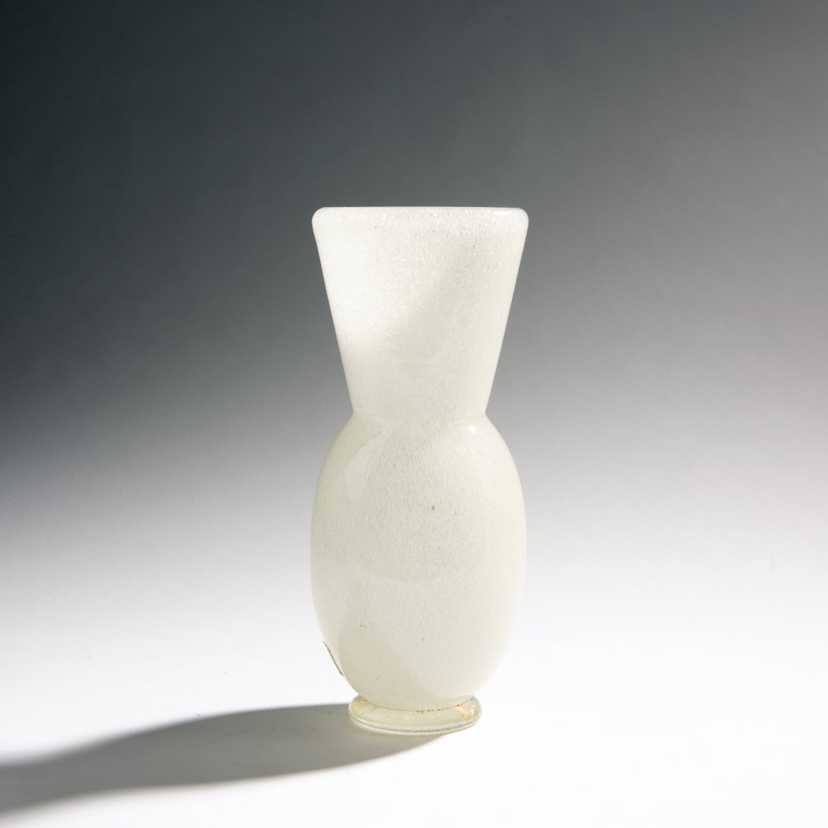 Flavio PoliVase 'Pulegoso', 1939H. 26 cm. Ausführung: Seguso Vetri d'Arte. Überfangglas, farblos mit