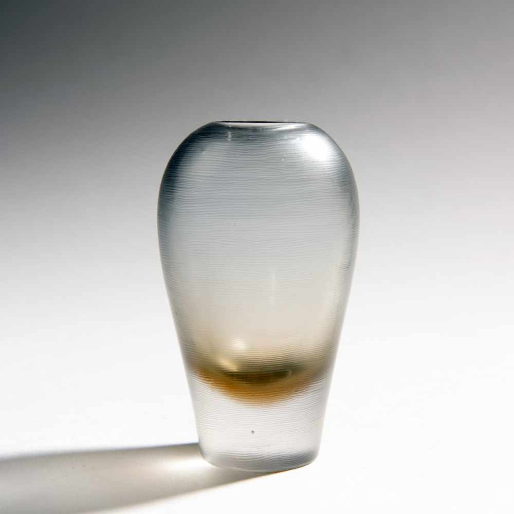 Paolo VeniniKleine Vase 'Inciso', 1956H. 10,5 cm. Ausführung: Venini & C. Überfangglas, farblos,