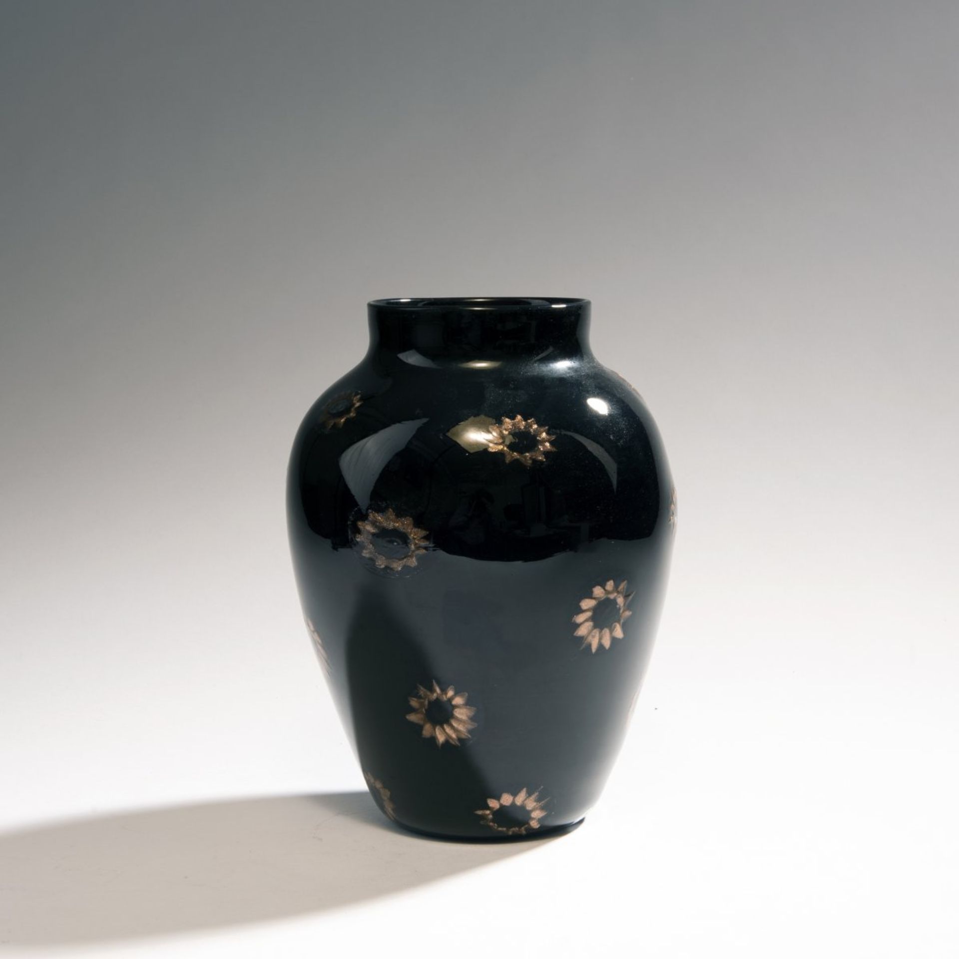 Giuseppe BarovierVase, 1920Auf runder Standzone sich gewölbt erweiternd, gerade Mündung. H. 23,5 cm. - Image 2 of 4