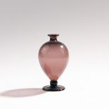 Vittorio ZecchinKleine Vase 'Veronese', um 1922H. 11 cm. Violettes Glas. Bez.: venini murano