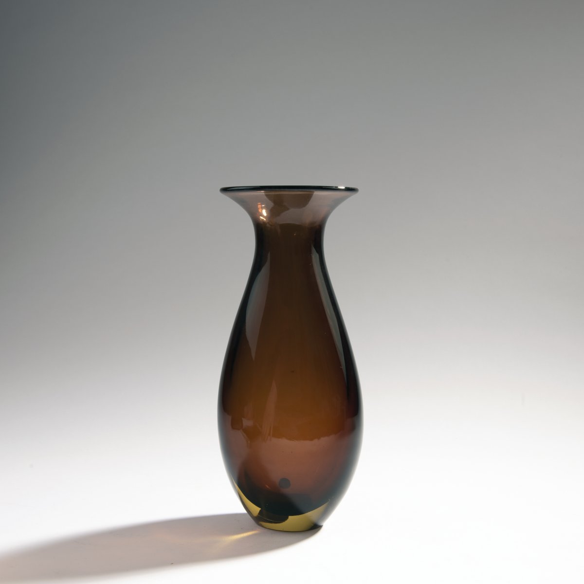 Flavio PoliVase 'Sommerso', 1967H. 29,5 cm. Ausführung: Seguso Vetri d'Arte. Überfanglas, farblos,