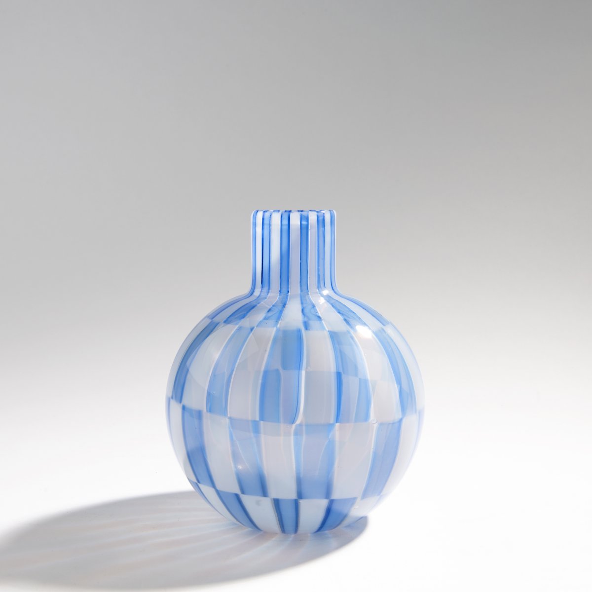 Ercole BarovierVase 'Pezzati', 1956Kugelform mit Zylinderhals. H. 21,5 cm. Ausführung: Barovier &