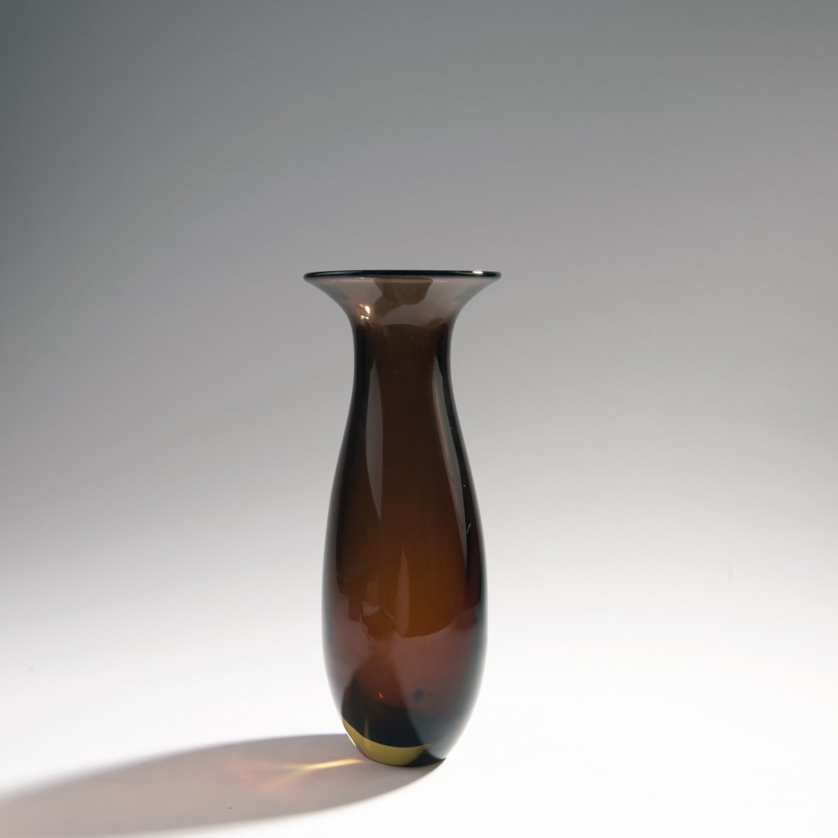 Flavio PoliVase 'Sommerso', 1967H. 29,5 cm. Ausführung: Seguso Vetri d'Arte. Überfanglas, farblos, - Image 2 of 4