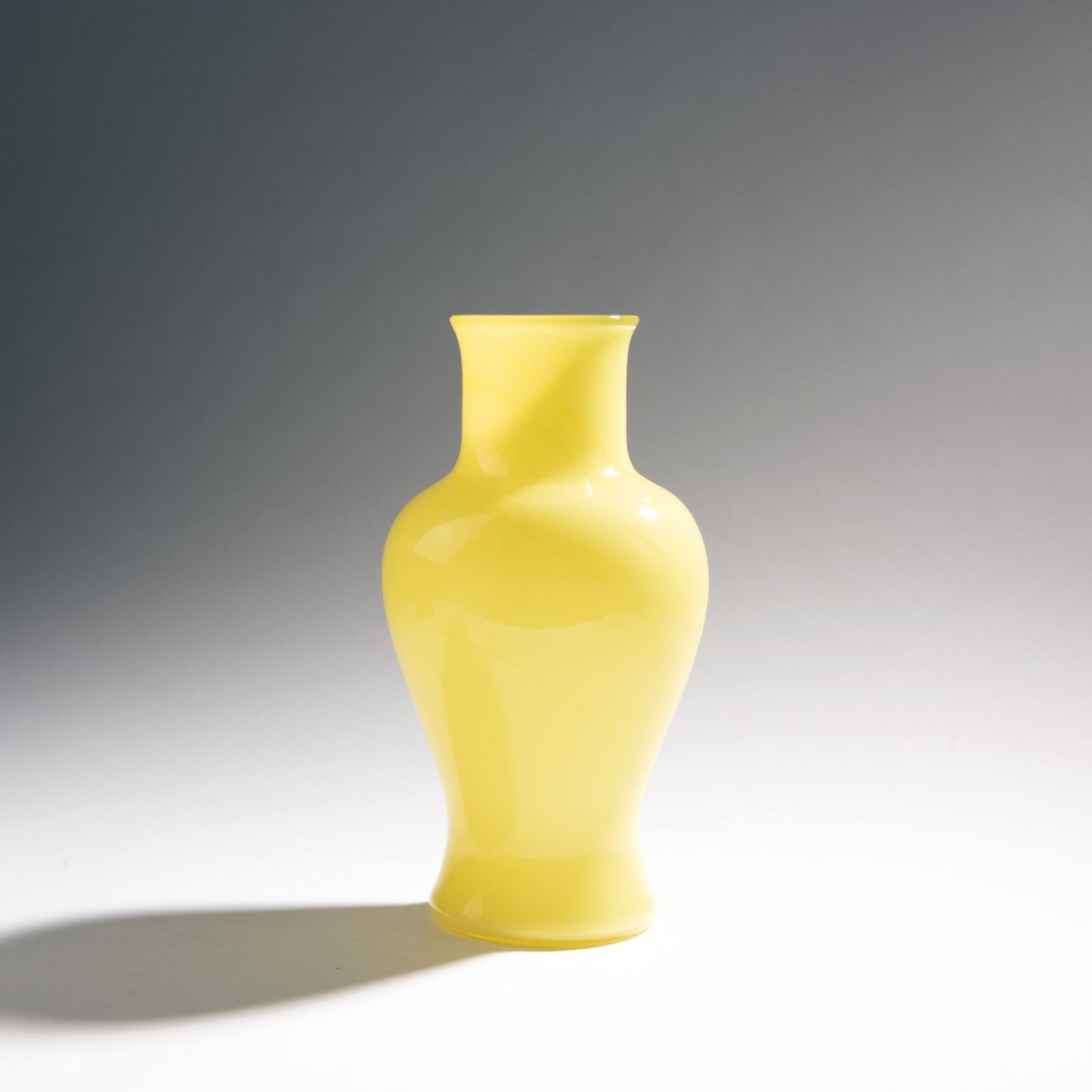 Paolo VeniniVase 'Cinese', 1952H. 29 cm. Ausführung: Venini & C. Überfangglas, farblos und gelb.
