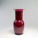 Venini & C.Vase 'Incamiciato', um 1950Balusterform. H. 36 cm. Überfangglas, farblos und rot. Am