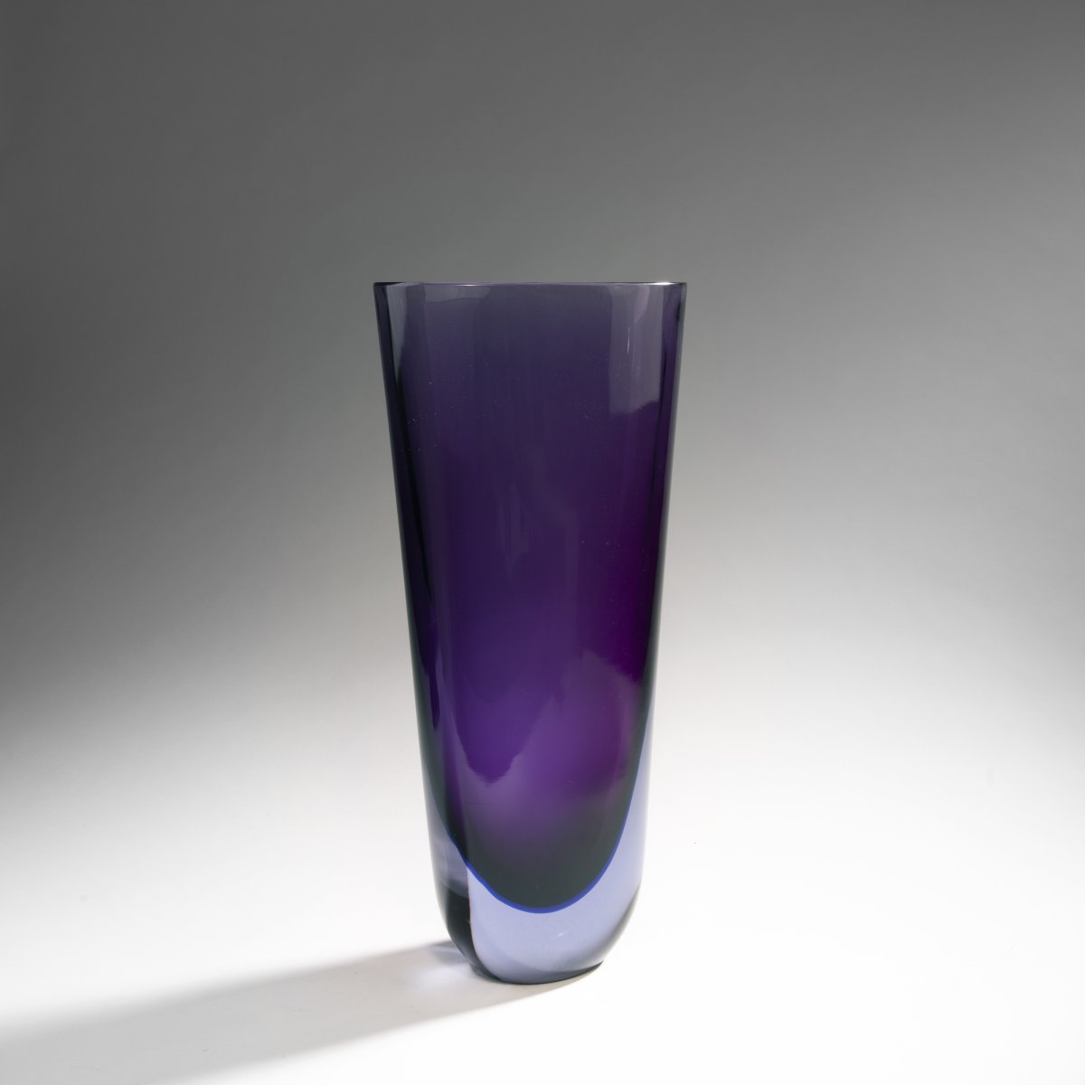 Flavio PoliBodenvase 'Sommerso', 1954Auf ovaler Standfläche sich gerade erweiternde Wandung. H. 47