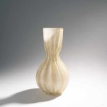 Ercole BarovierVase 'Cordonato oro', 1950Stark gerippte Wandung. H. 43,5 cm. Ausführung: