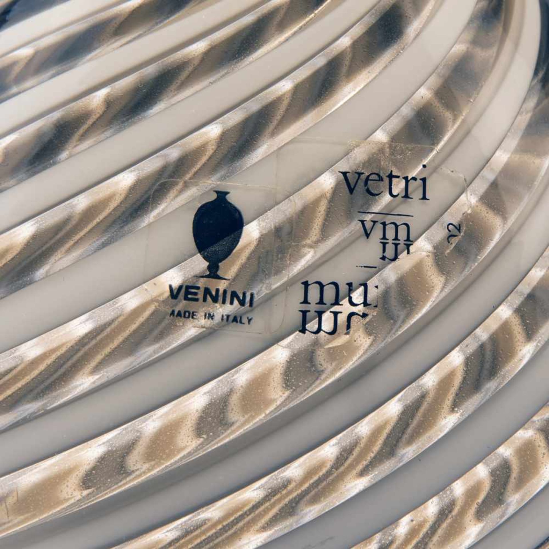 Venini & C.Ei, 1984H. 13,5 cm. Farbloses Glas mit spiralig angelegten Bandauflagen in Weiß und Grau. - Image 3 of 3