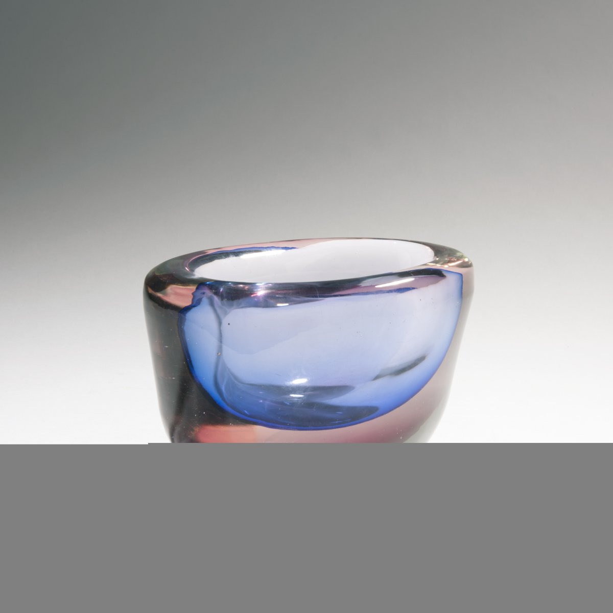 Flavio Poli Vase 'Sommerso', um 1955 H. 13,5 cm. Ausführung: Seguso Vetri d'Arte. Überfangglas, - Image 2 of 2