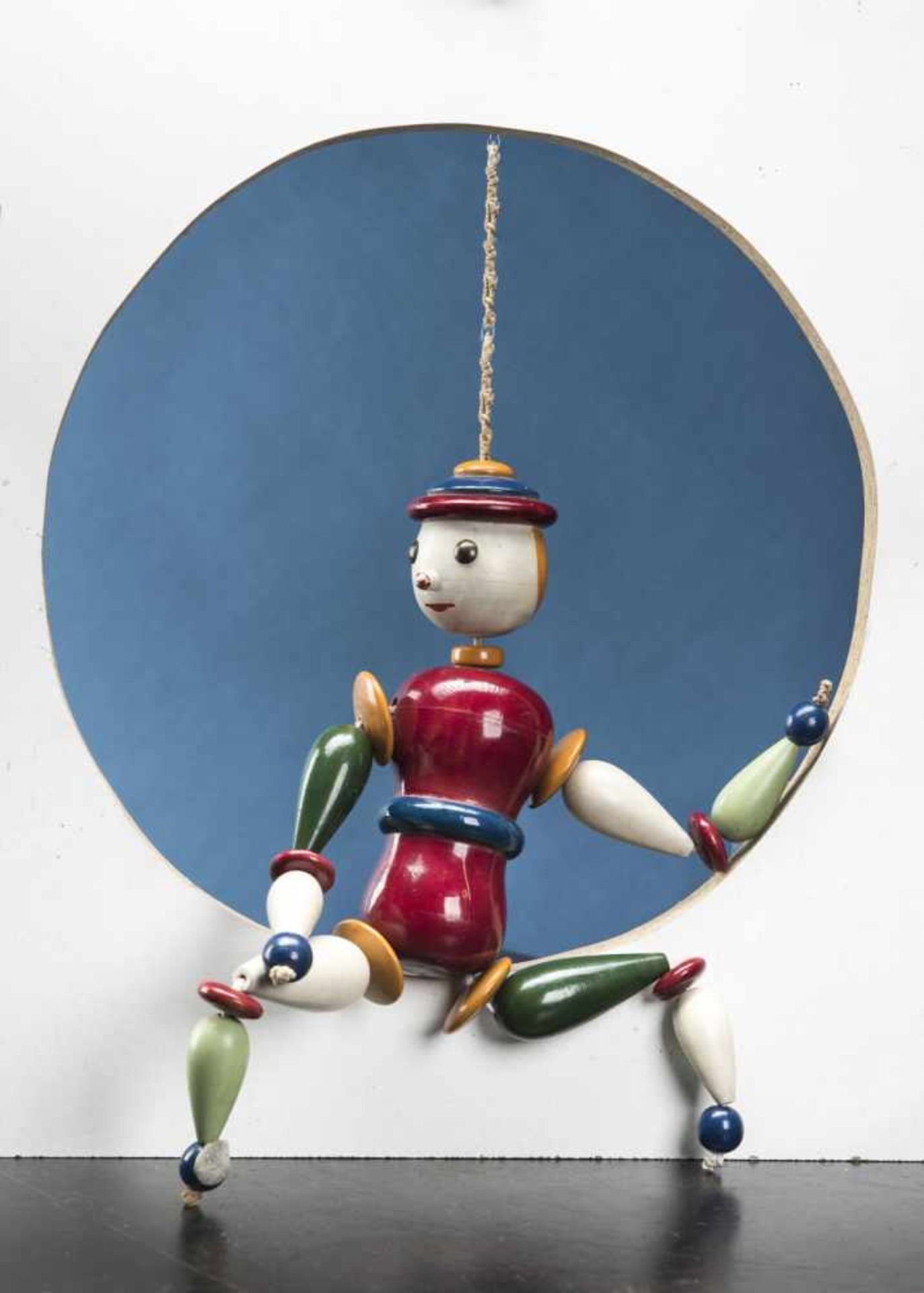 Oskar Schlemmer, Gliederpuppe, 1922 Gliederpuppe, 1922 H. 37,5 x 37,5 x 6,5 cm. Josef Hartwig. Holz, - Bild 10 aus 19