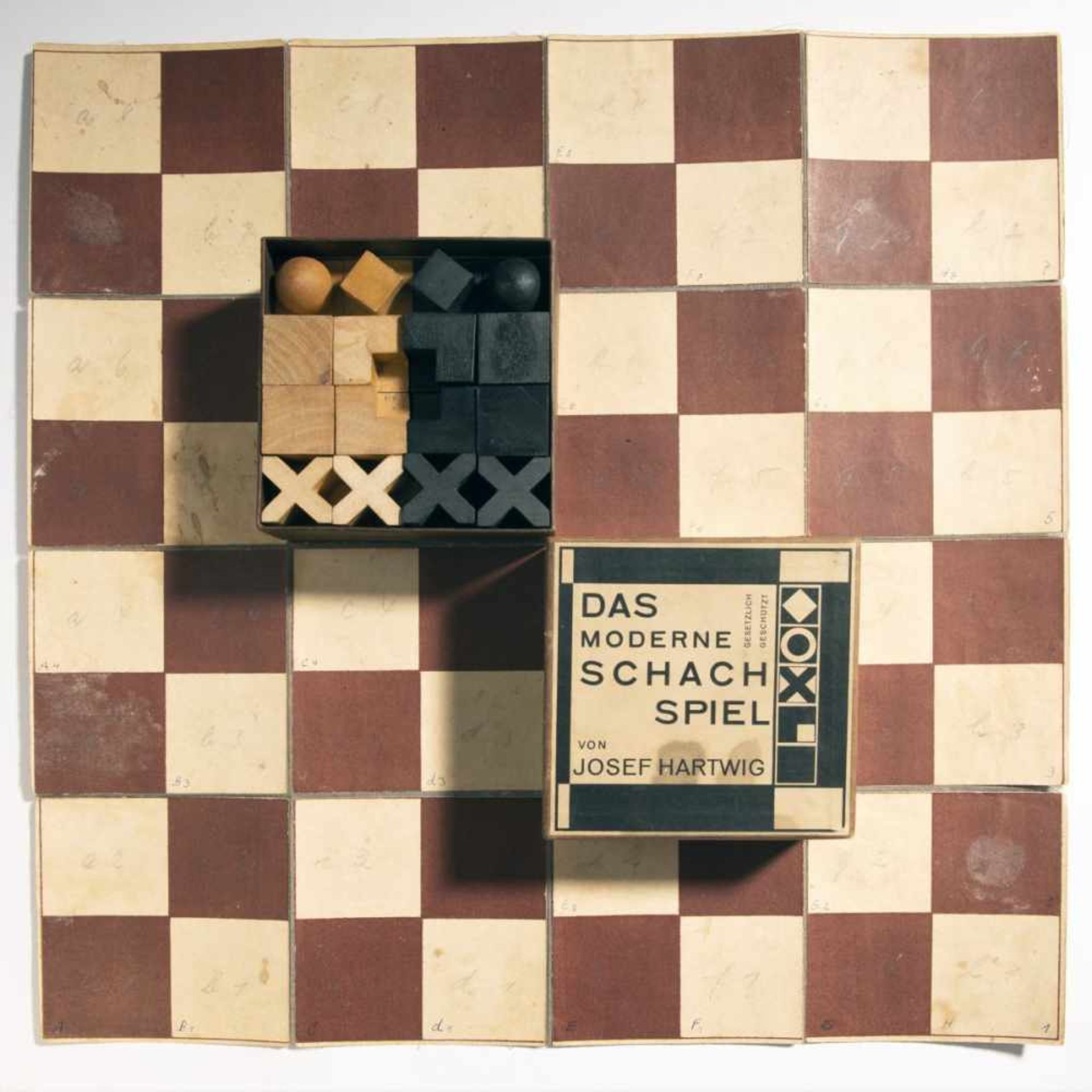Josef Hartwig, Bauhaus - Schachspiel 'XVI' mit Textil Spielbrett, im Originalkarton, 1924 - Bild 2 aus 16