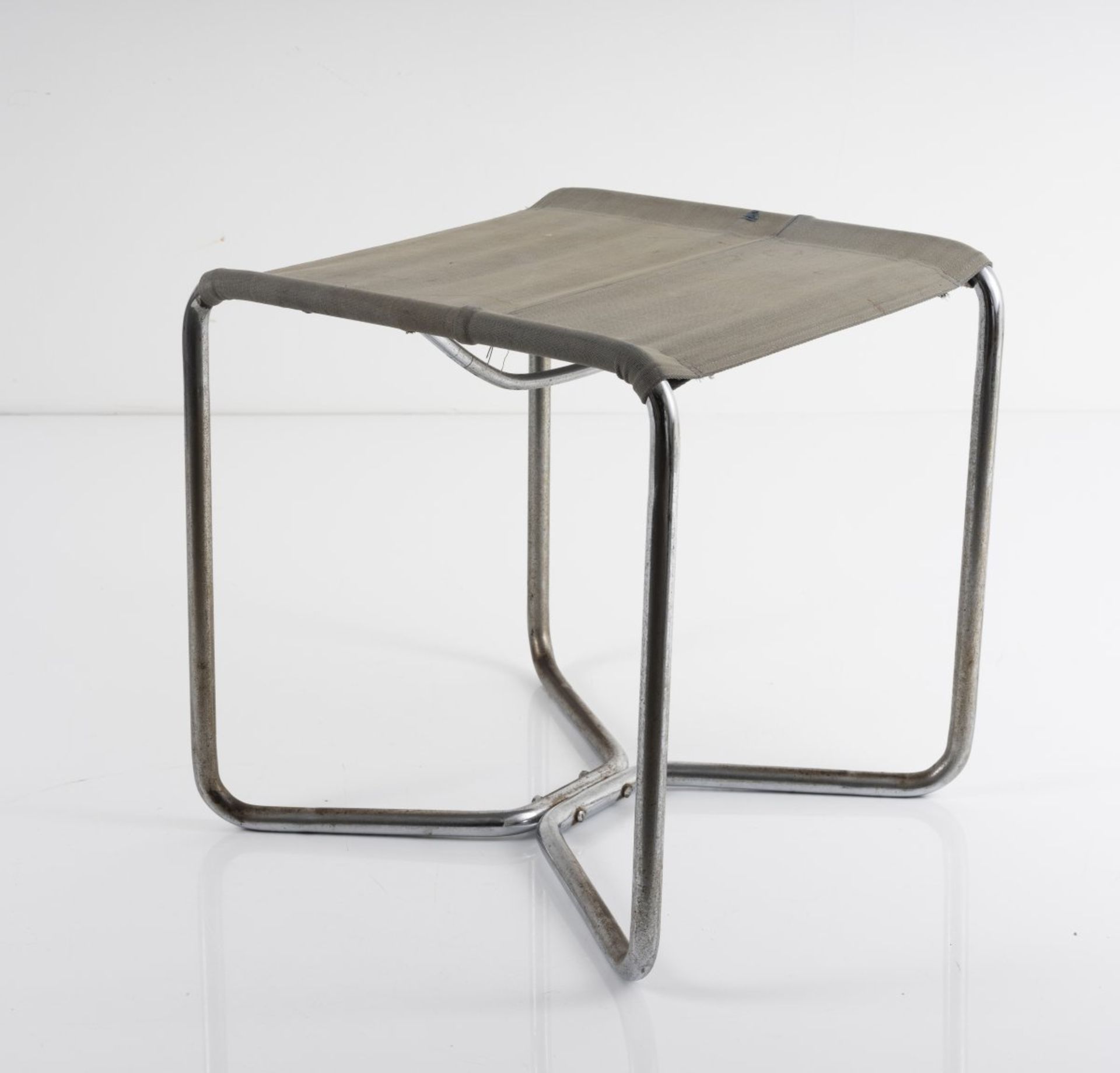 Marcel Breuer, Hocker 'B 8', um 1930Hocker 'B 8', um 1930H. 46 x 45 x 44 cm.Thonet, Frankenberg. - Bild 2 aus 2