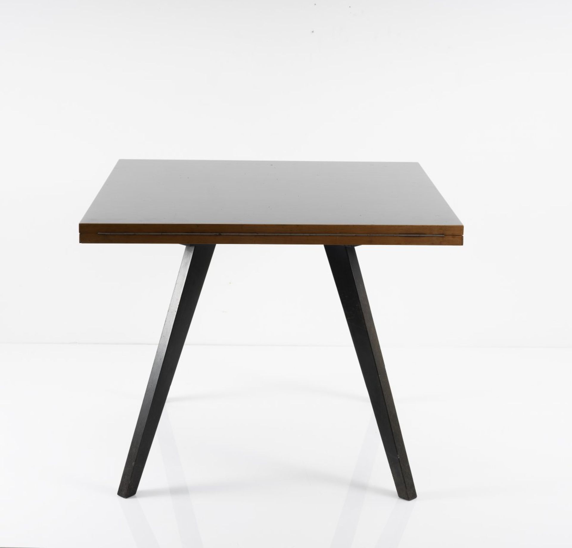 Max Bill, Tisch 'quadratrund', 1949Tisch 'quadratrund', 1949H. 73 x 90 x 90 cm bzw. Ø 127,5 cm.
