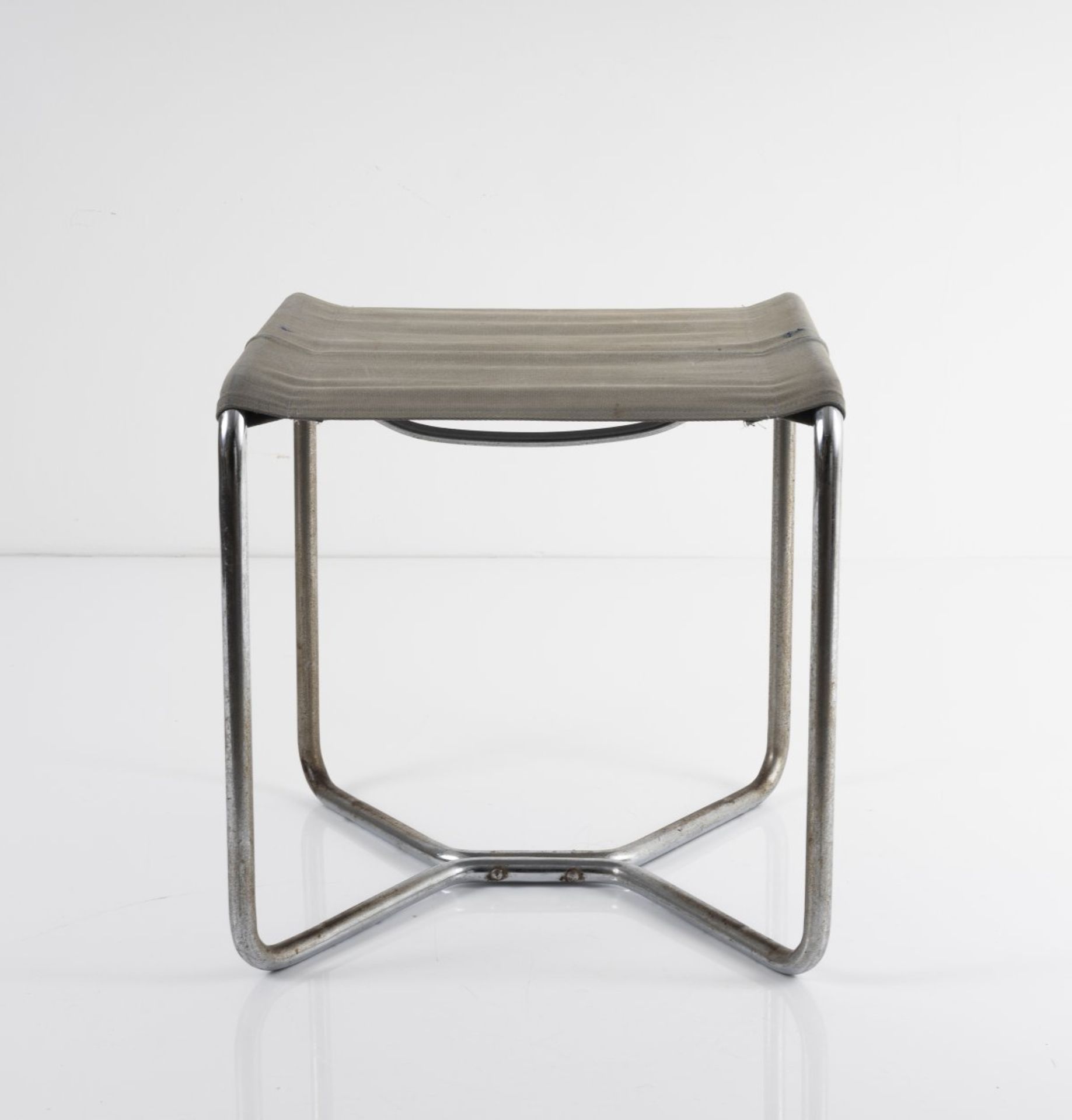 Marcel Breuer, Hocker 'B 8', um 1930Hocker 'B 8', um 1930H. 46 x 45 x 44 cm.Thonet, Frankenberg.