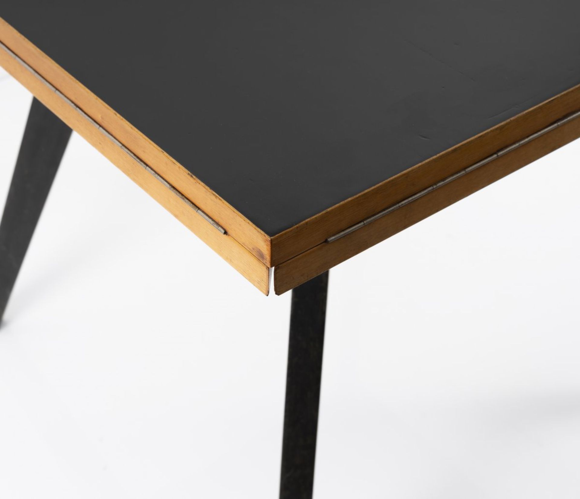 Max Bill, Tisch 'quadratrund', 1949Tisch 'quadratrund', 1949H. 73 x 90 x 90 cm bzw. Ø 127,5 cm. - Bild 2 aus 9