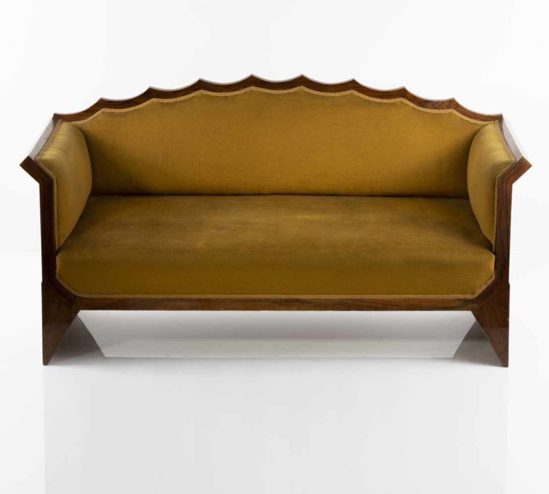 Italien, Sofa, 1920/30er Jahre Sofa, 1920/30er Jahre H. 80 x 152 x 59 cm.Nussholz, - Bild 6 aus 7