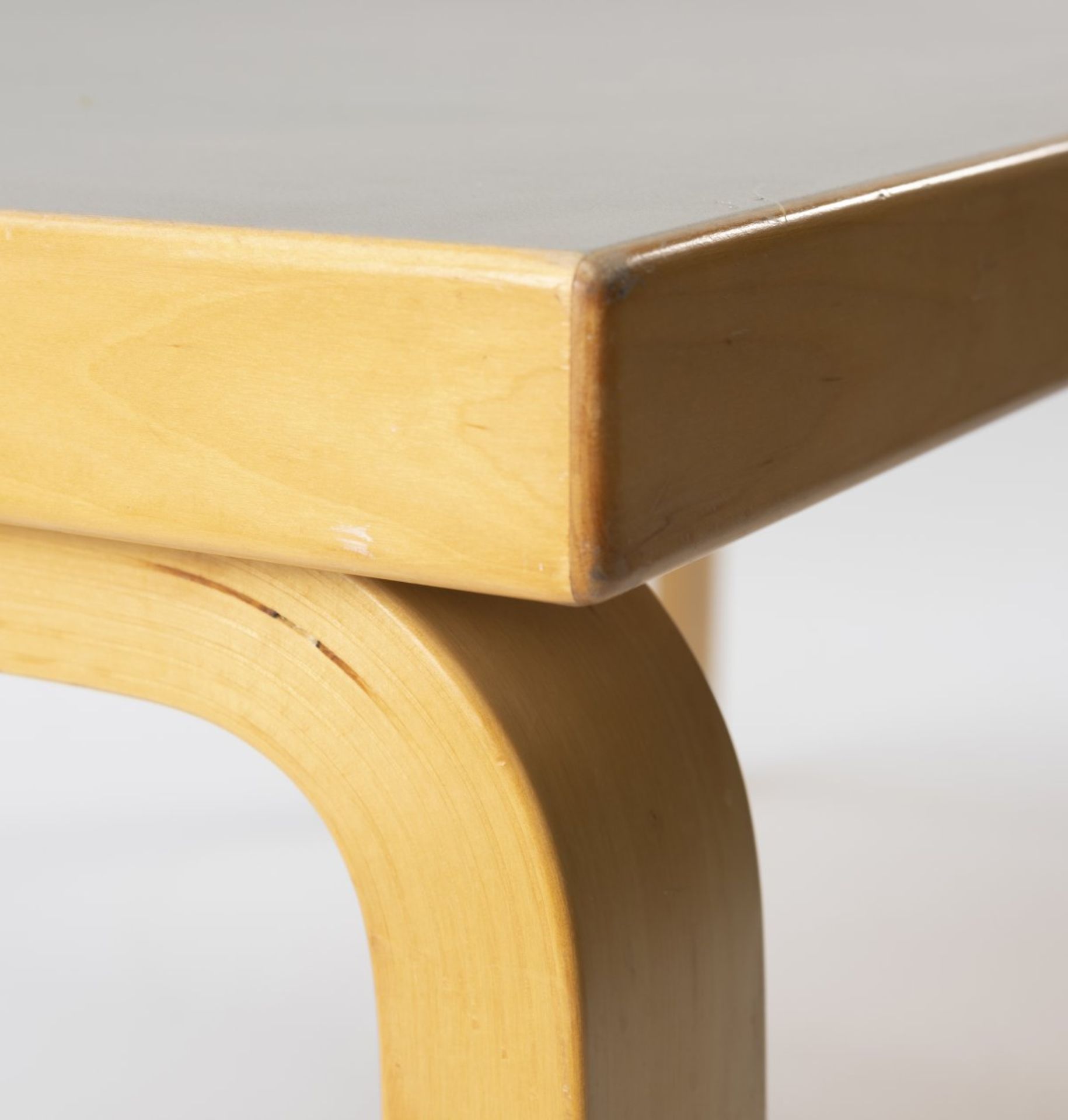 Alvar Aalto, Tisch 'L-Leg', um 1933Tisch 'L-Leg', um 1933H. 73,5 x 182,5 x 91 cm.Artek, Helsinki, - Bild 3 aus 4