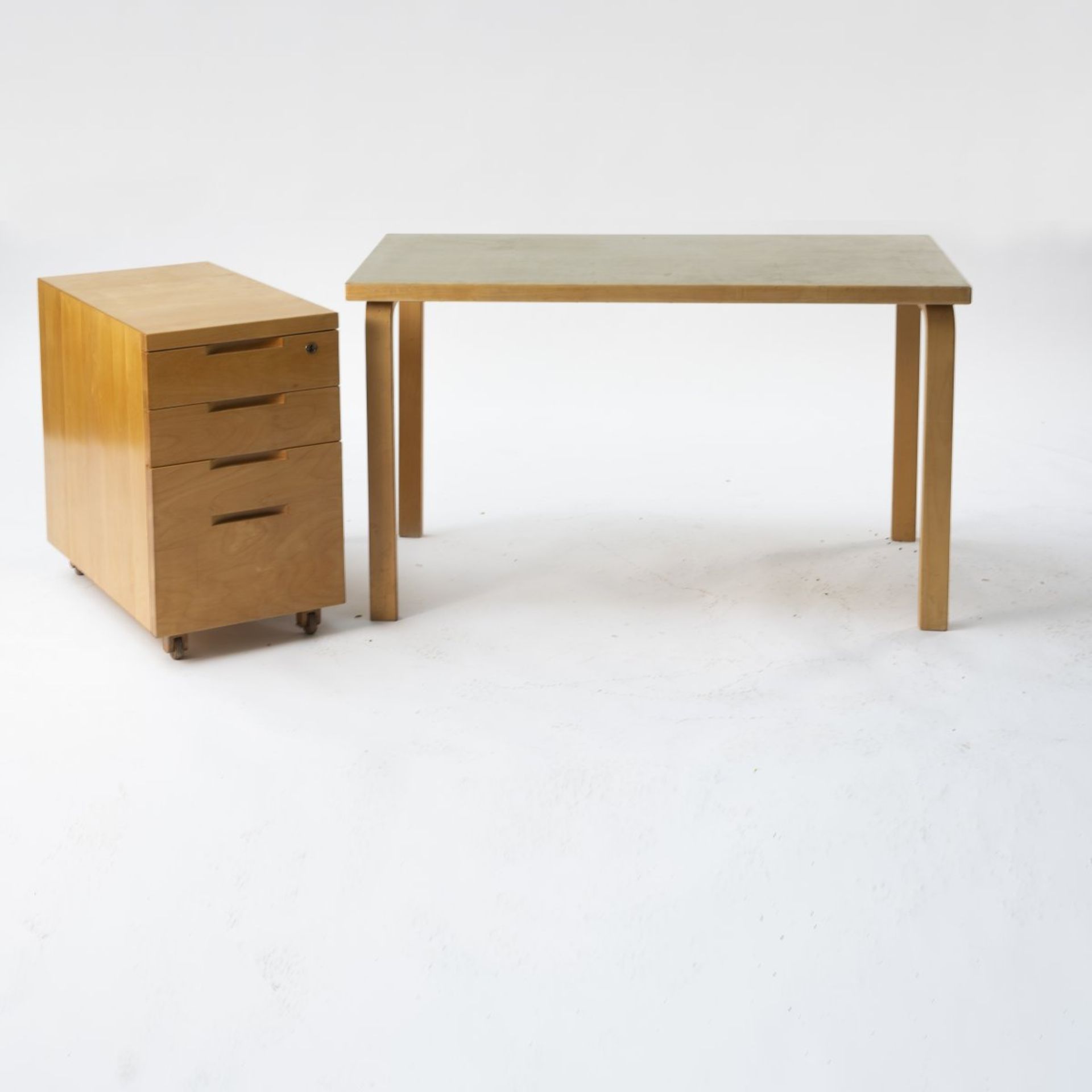 Alvar Aalto, Tisch 'L-leg' mit Rollcontainer, 1930er JahreTisch 'L-leg' mit Rollcontainer, 1930er - Image 2 of 3