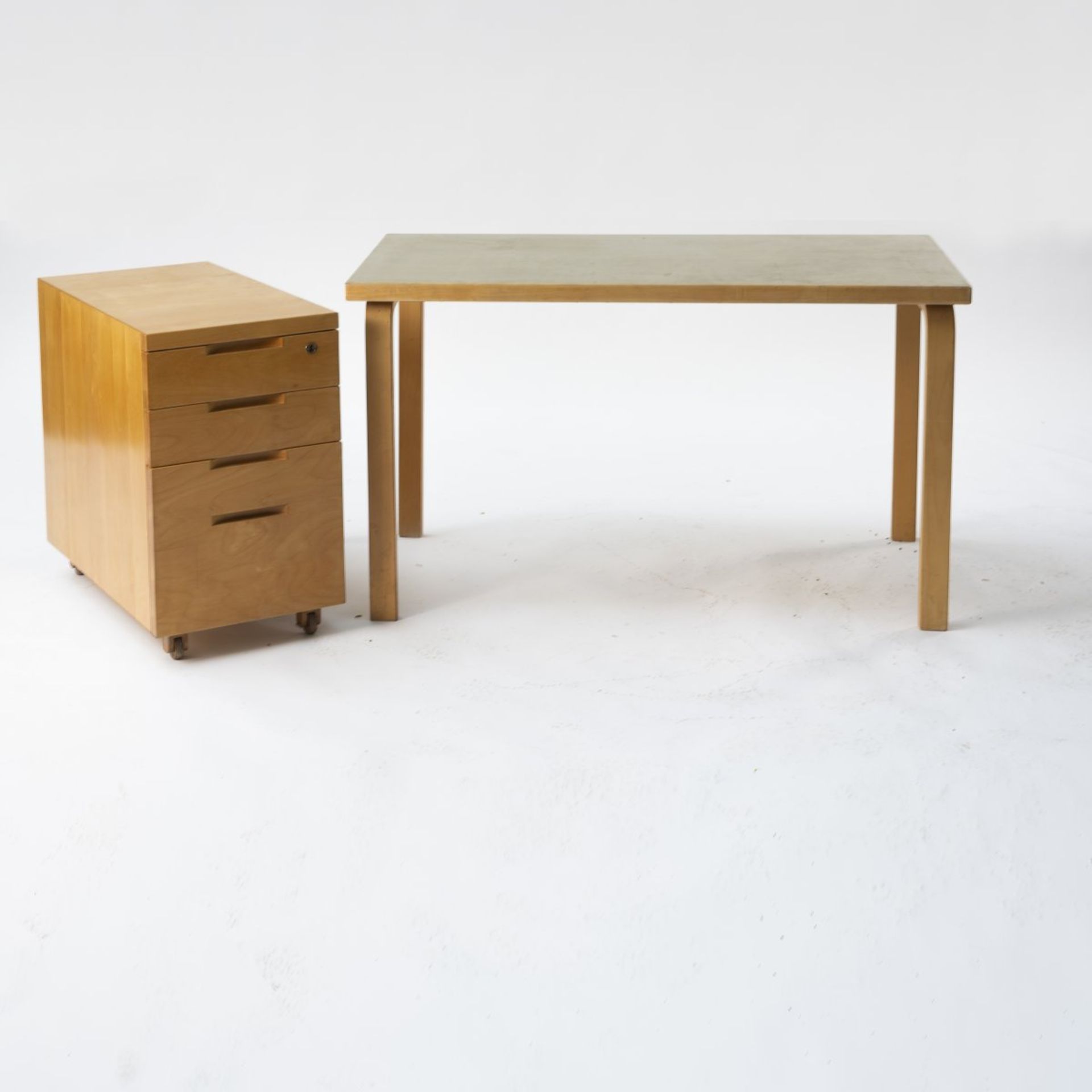 Alvar Aalto, Tisch 'L-leg' mit Rollcontainer, 1930er JahreTisch 'L-leg' mit Rollcontainer, 1930er - Bild 2 aus 3