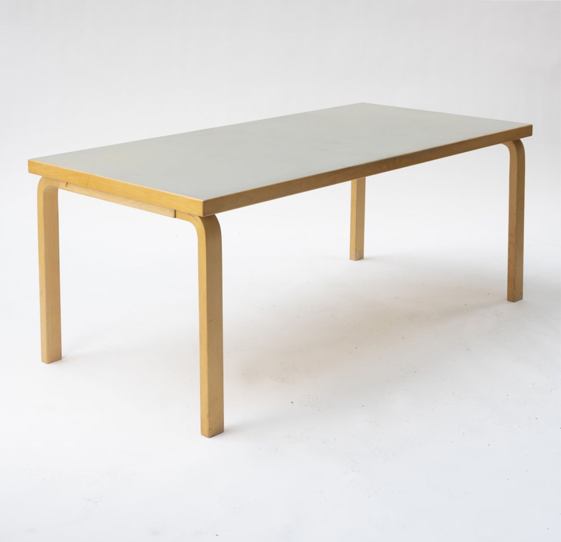 Alvar Aalto, Tisch 'L-Leg', um 1933Tisch 'L-Leg', um 1933H. 73,5 x 182,5 x 91 cm.Artek, Helsinki, - Bild 2 aus 4