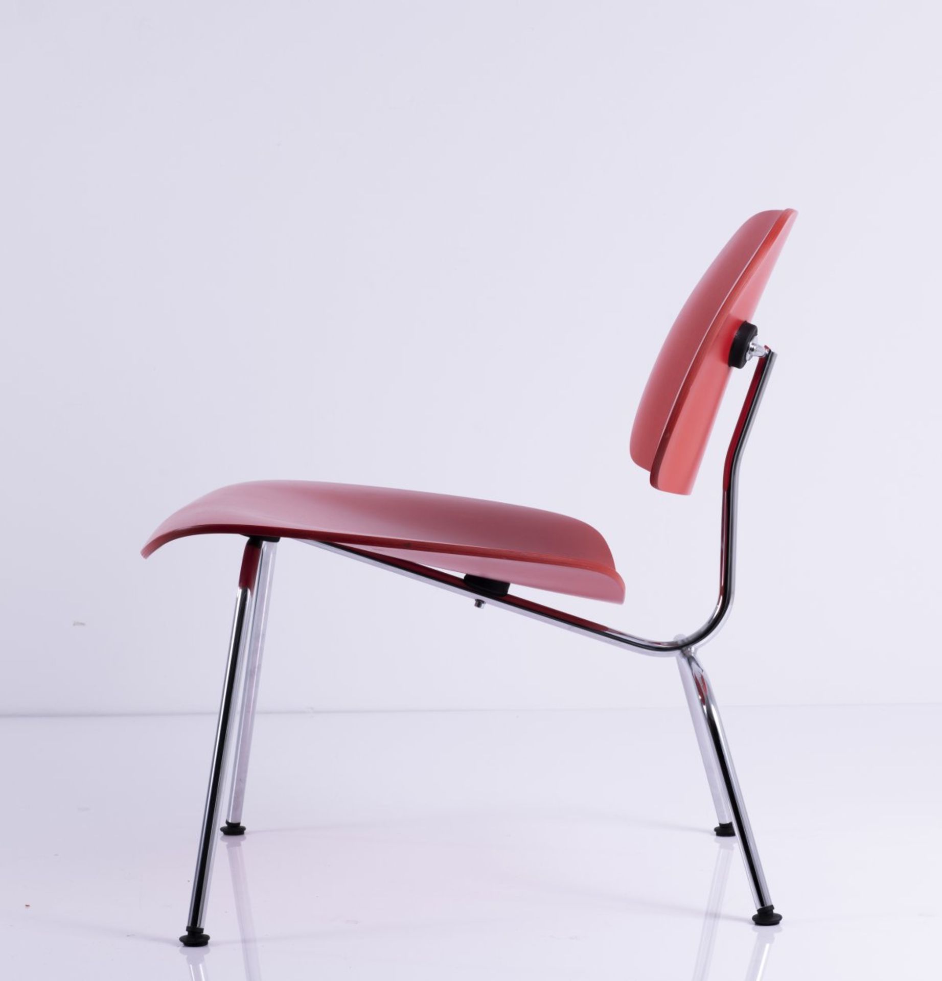 Charles Eames, Stuhl 'LCM', 1946Stuhl 'LCM', 1946H. 65 x 55 x 63,5 cm. Vitra AG, Weil am Rhein. - Image 3 of 6