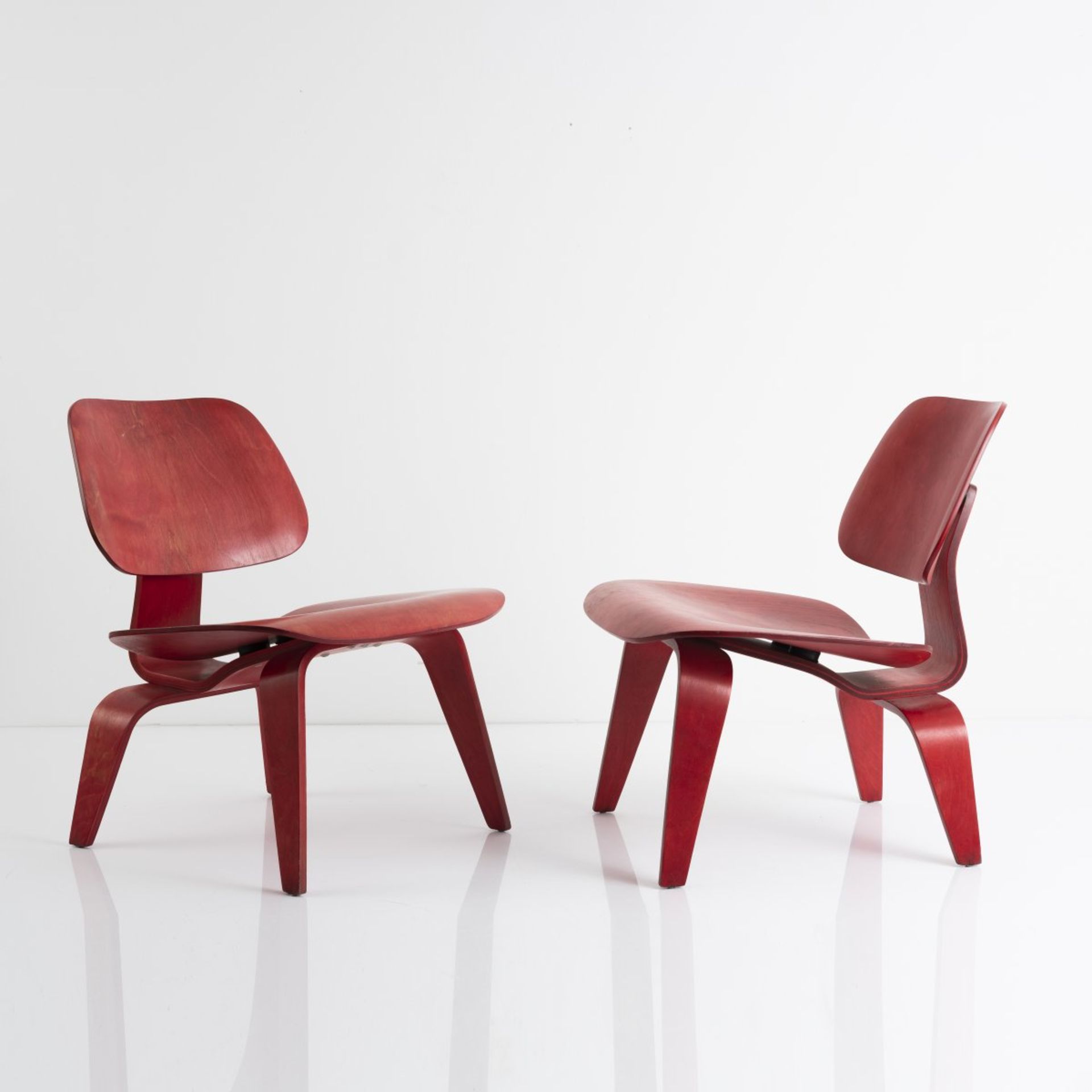 Charles Eames, Zwei Sessel 'LCW - Lounge Chair Wood', 1945/46Zwei Sessel 'LCW - Lounge Chair