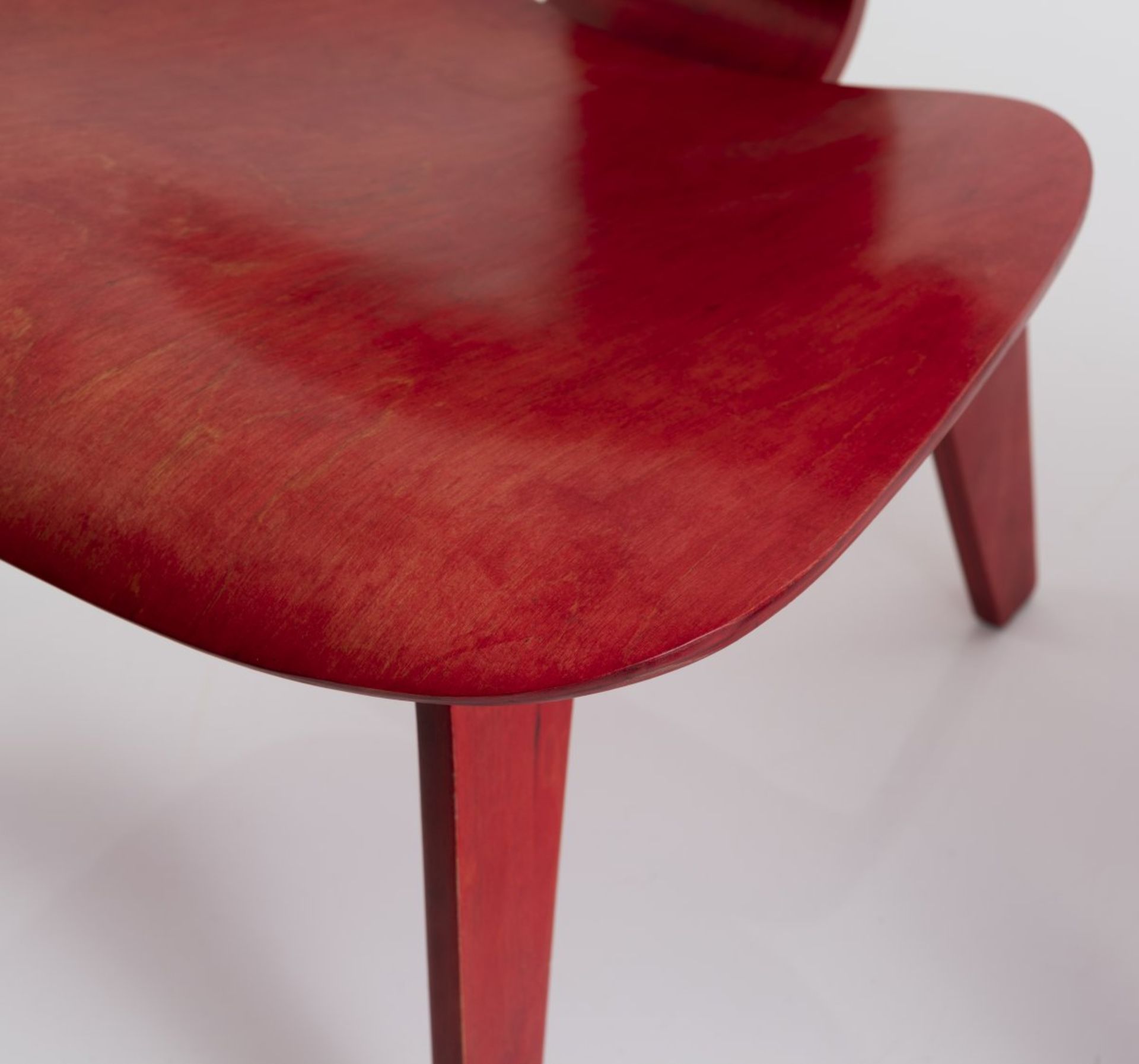 Charles Eames, Zwei Sessel 'LCW - Lounge Chair Wood', 1945/46Zwei Sessel 'LCW - Lounge Chair - Image 5 of 7