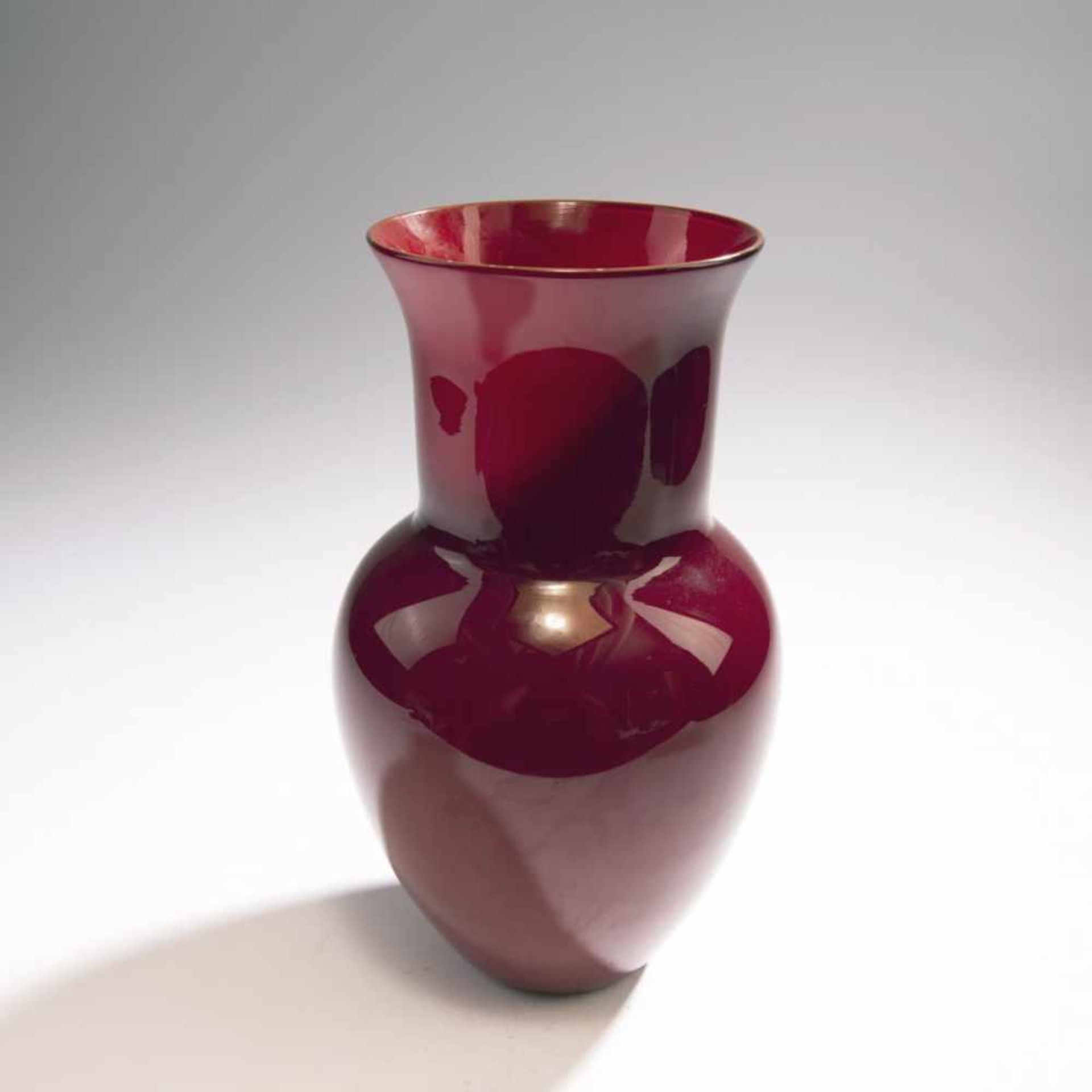 Venini & C., 'Incamiciato' vase, 1950'Incamiciato' vase, 1950Baluster. H. 31.5 cm. Cased glass, cler - Bild 2 aus 3