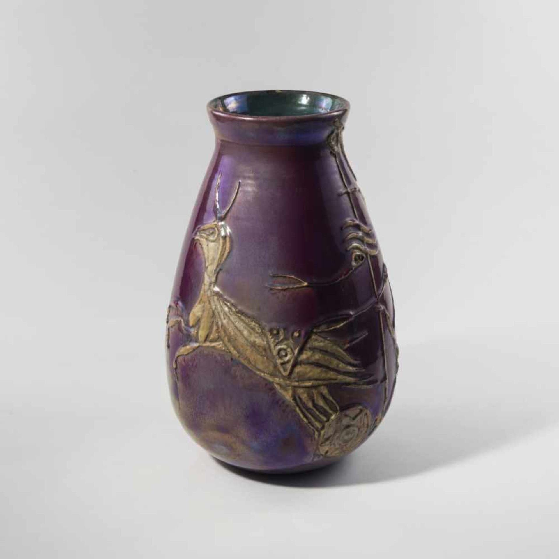 Guerrino Tramonti, Vase, 1960sVase, 1960sH. 38.2 cm. Majolica, lustre glaze, raspberry red, textured - Bild 2 aus 5