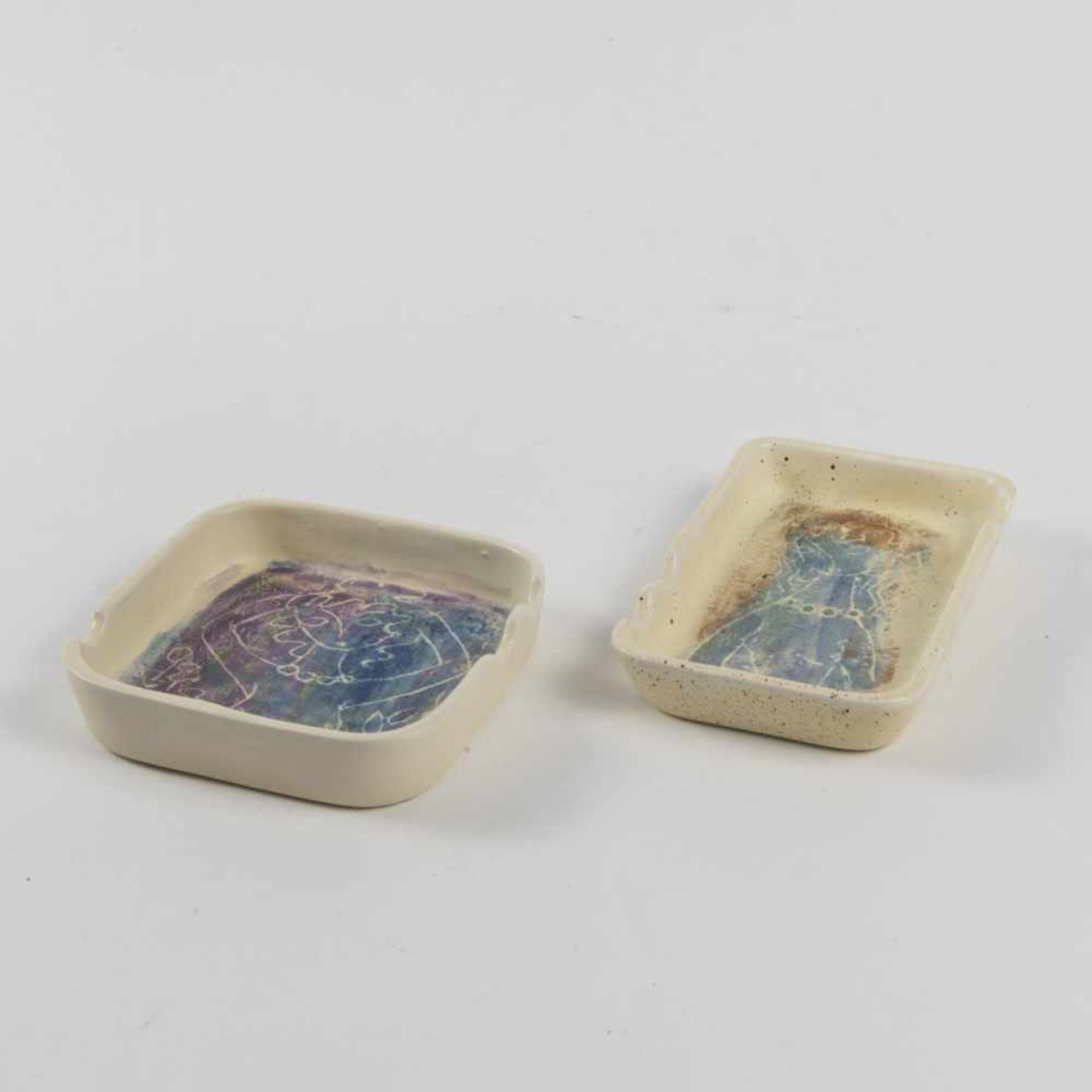 Raoul Dufy, Two ashtrays, 1938 Two ashtrays, 1938 H. 2.4 x 11.8 x 12.1 cm; H. 2.3 x 14.4 x 9 cm.