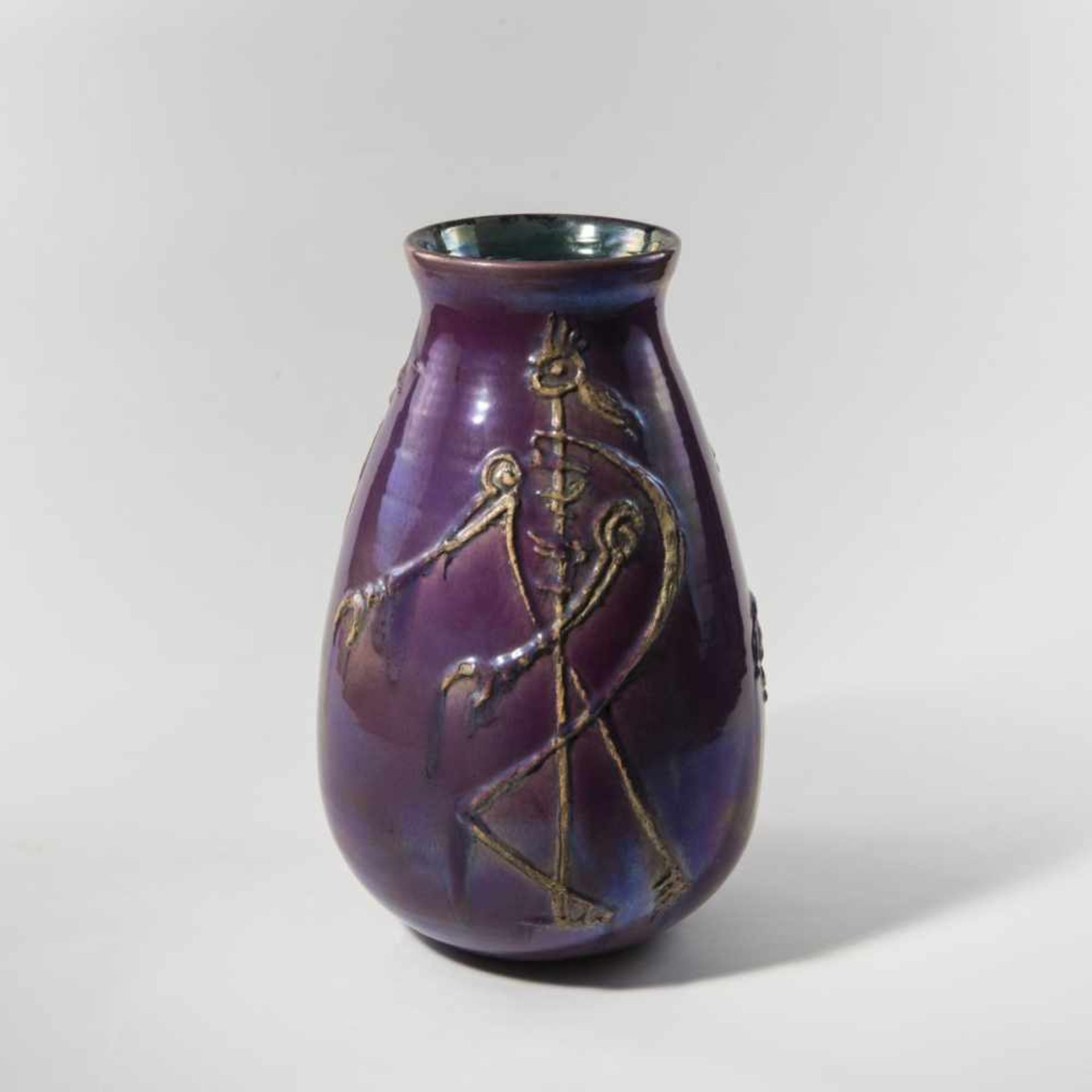 Guerrino Tramonti, Vase, 1960sVase, 1960sH. 38.2 cm. Majolica, lustre glaze, raspberry red, textured - Bild 3 aus 5