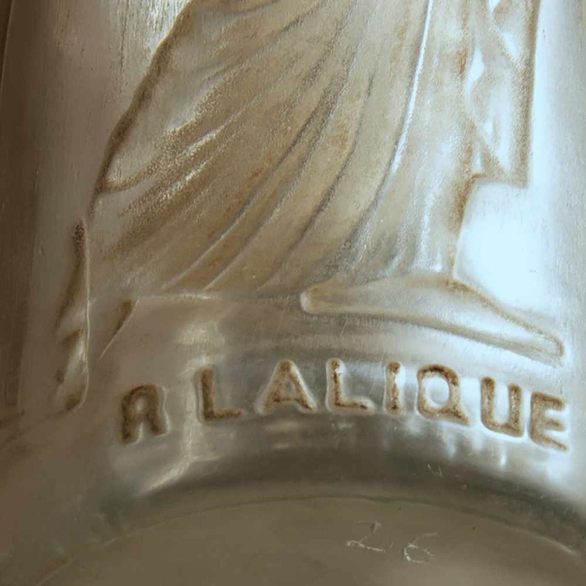 René Lalique, 'Ambre Antique' flacon for Coty, 1910'Ambre Antique' flacon for Coty, 1910H. 15.5 - Bild 2 aus 2