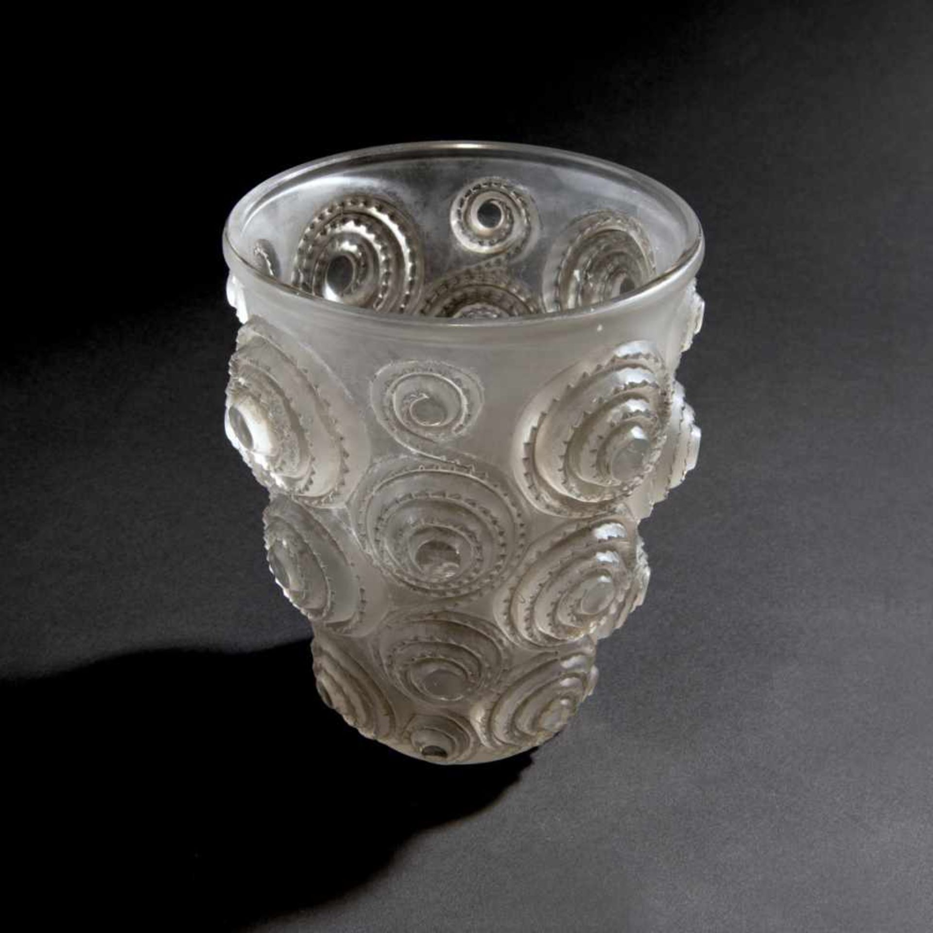 René Lalique, 'Spirals' vase, 1930'Spirals' vase, 1930Arching body. H. 16.7 cm. Clear moulded glass, - Bild 2 aus 3