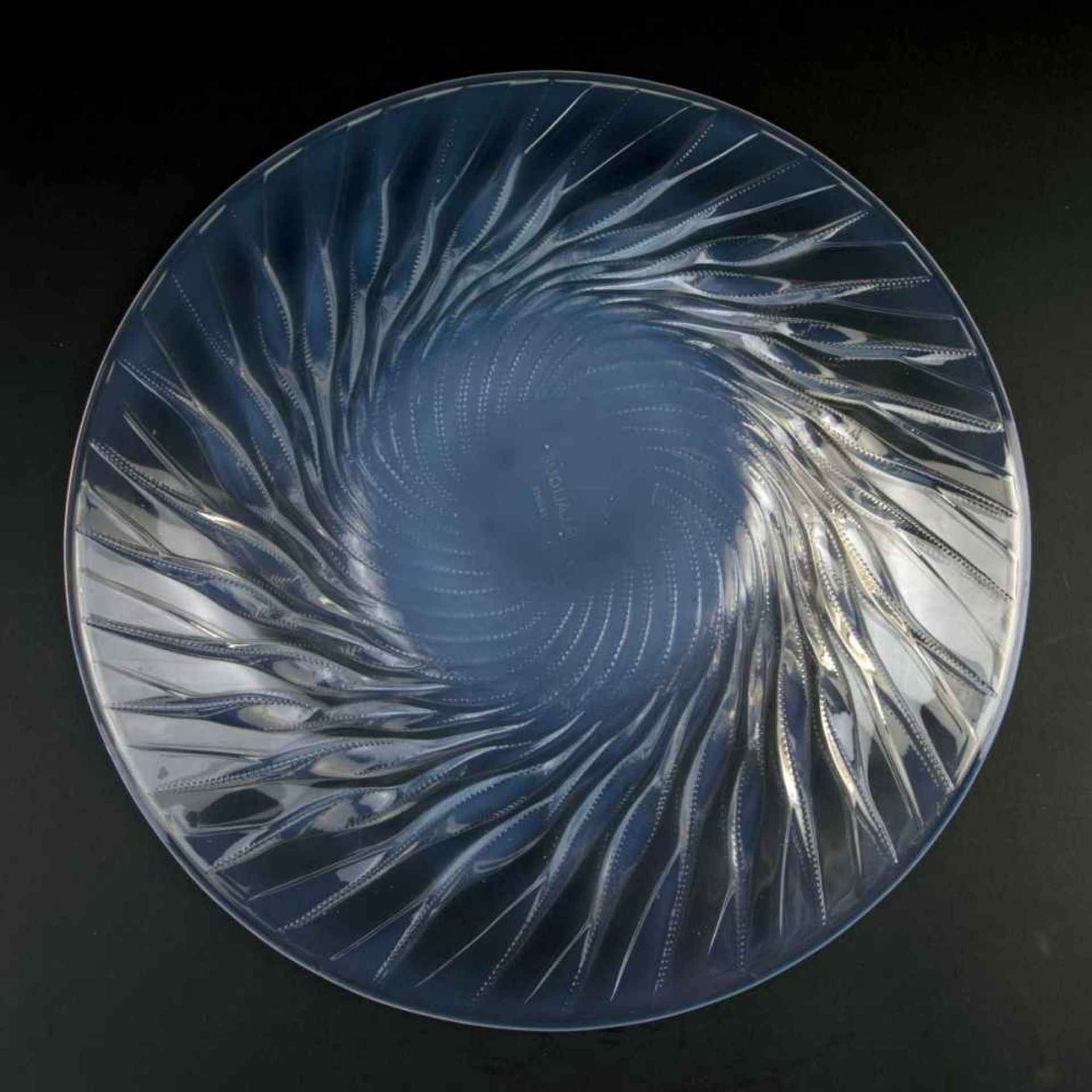 René Lalique, 'Algues' bowl, 1933'Algues' bowl, 1933D. 35.5 cm. Clear moulded glass, opalescent. - Bild 2 aus 3