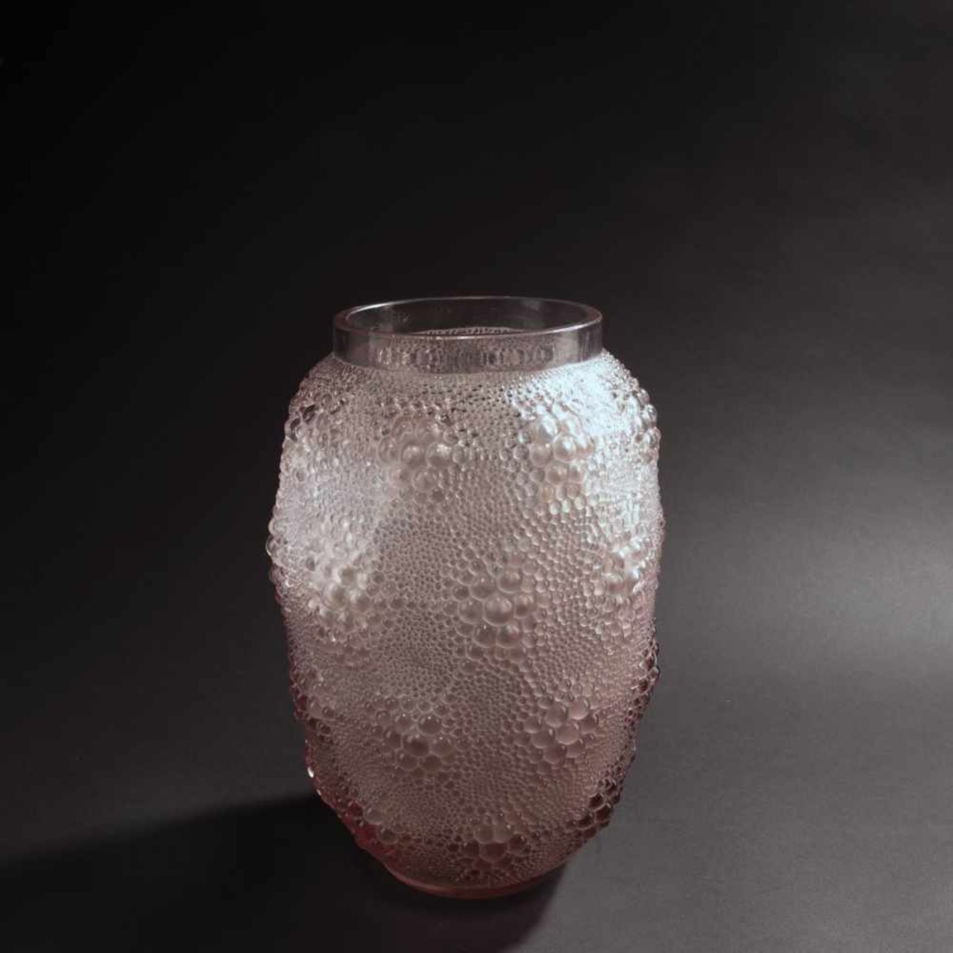 René Lalique, 'Davos' vase, 1932'Davos' vase, 1932H. 28.5 cm. Pink mould-blown glass. Signed: R. - Bild 2 aus 4