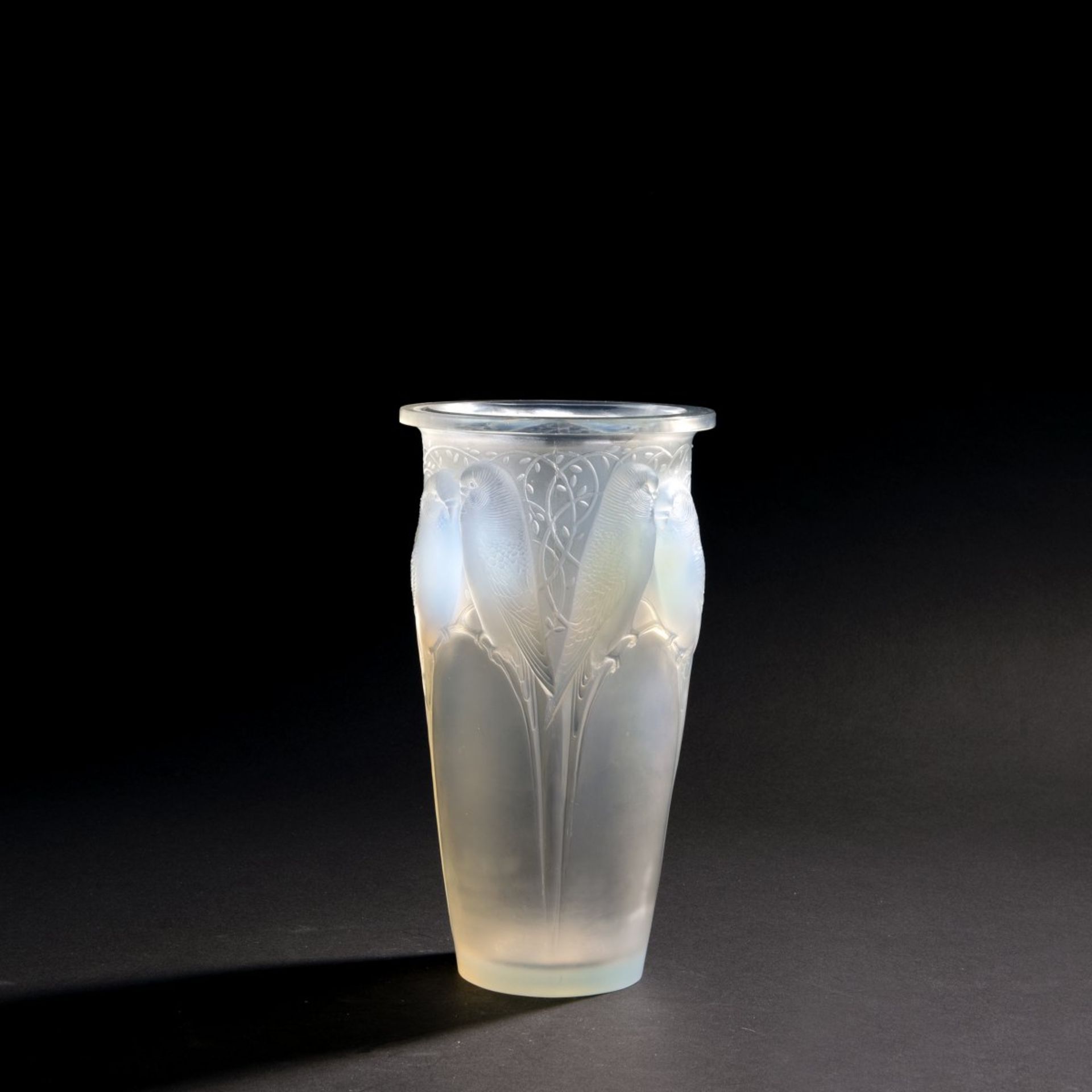 René Lalique, 'Ceylan' vase, 1924'Ceylan' vase, 1924H. 24 cm. Clear moulded glass, satined and - Bild 2 aus 4