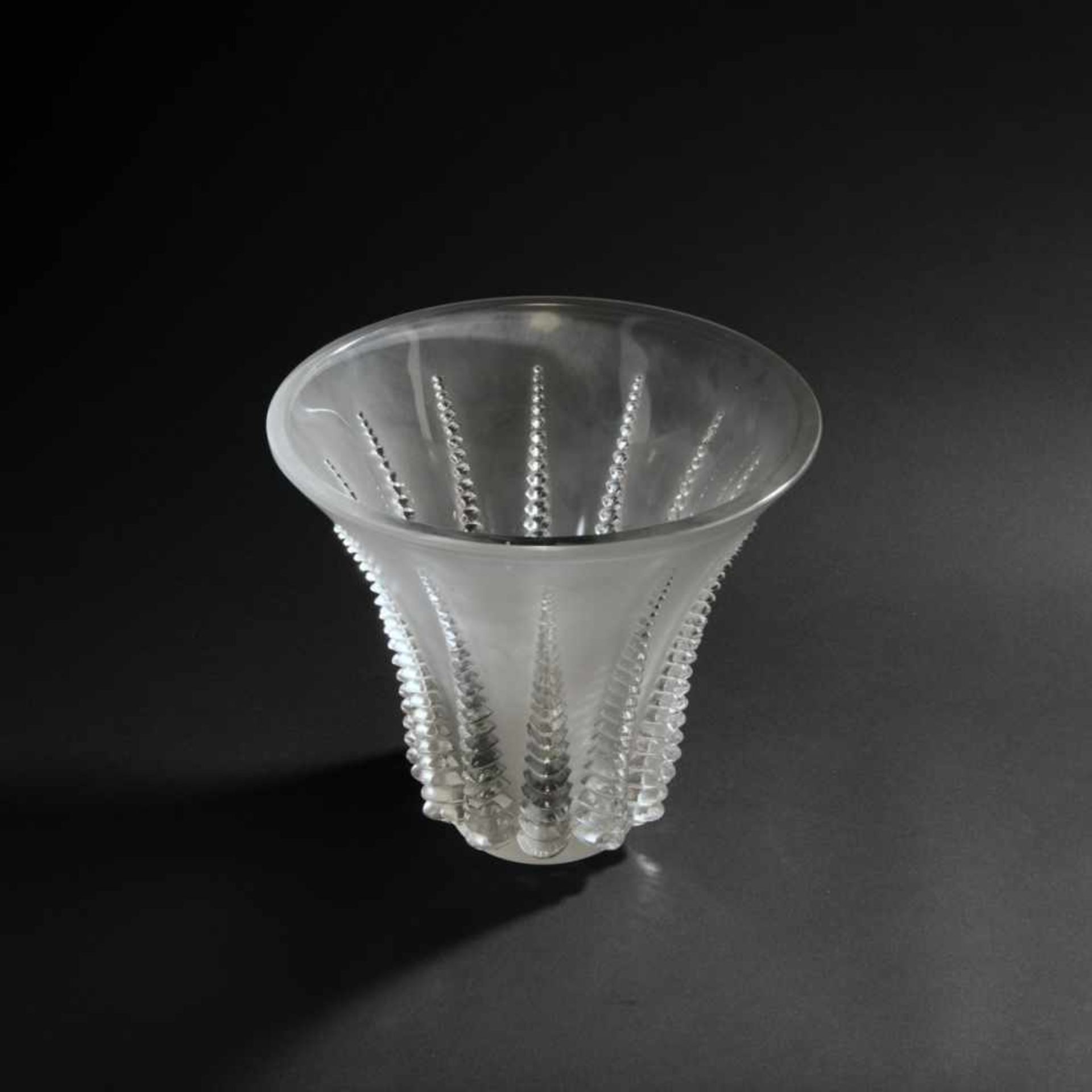 René Lalique, 'Font-Romeu' vase, 1936'Font-Romeu' vase, 1936H. 22.3 cm. Clear moulded glass, the - Bild 2 aus 3