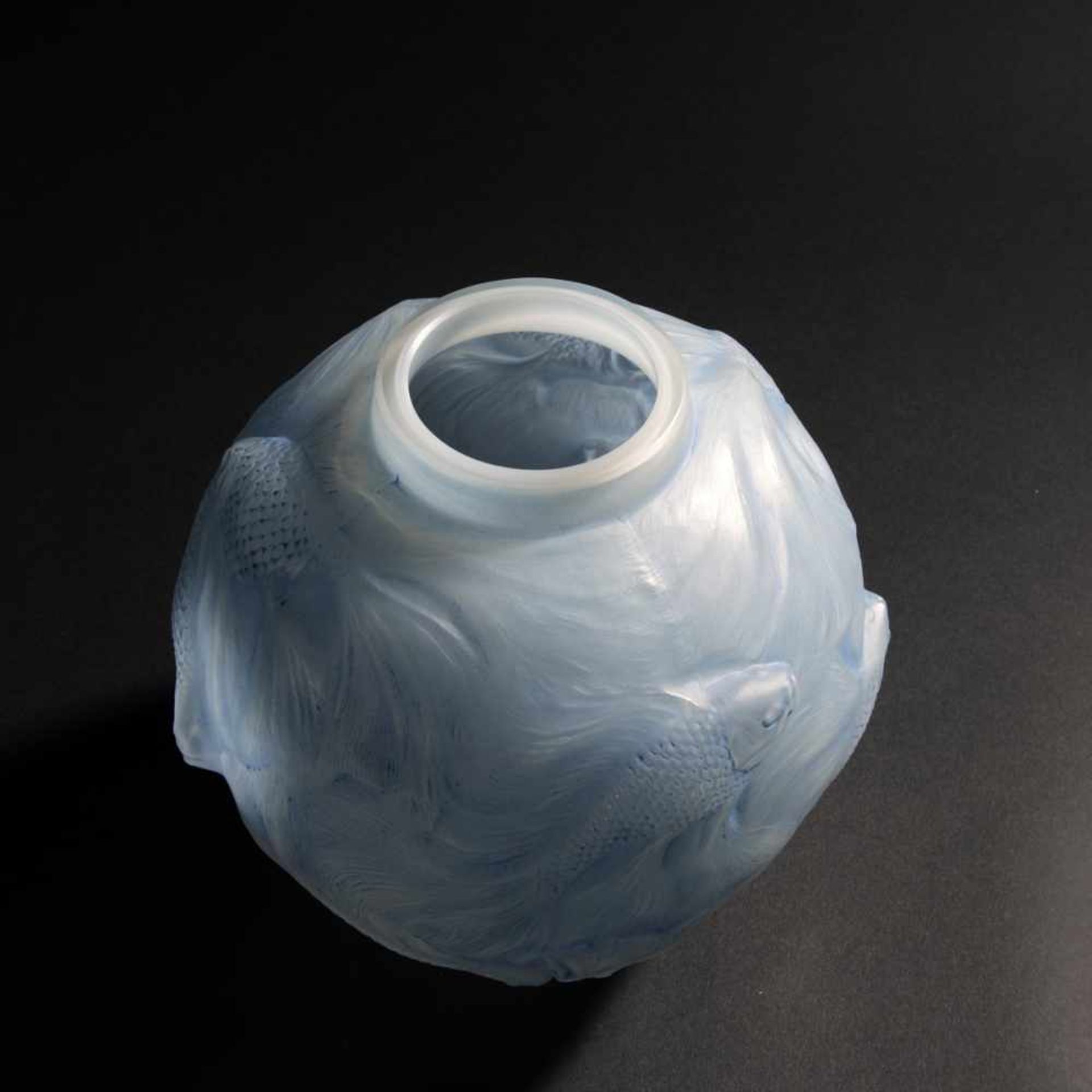 René Lalique, 'Formose' vase, 1924'Formose' vase, 1924H. 17.5 cm. Clear mould-blown glass, blue - Bild 2 aus 3