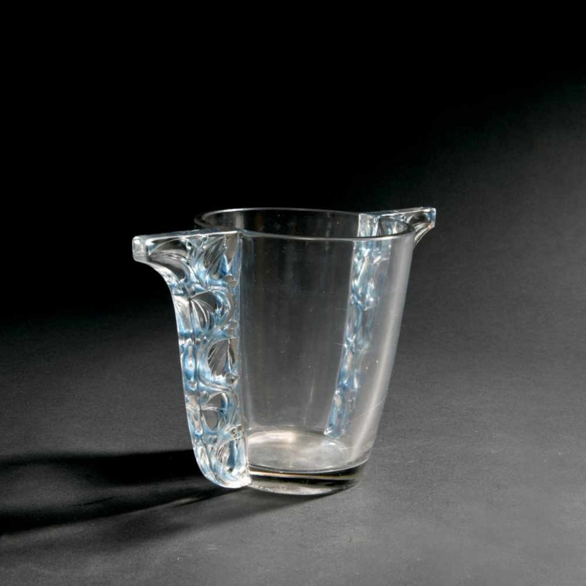 René Lalique, 'Honfleur' vase with handles, 1927'Honfleur' vase with handles, 1927Cup shape with - Bild 2 aus 3