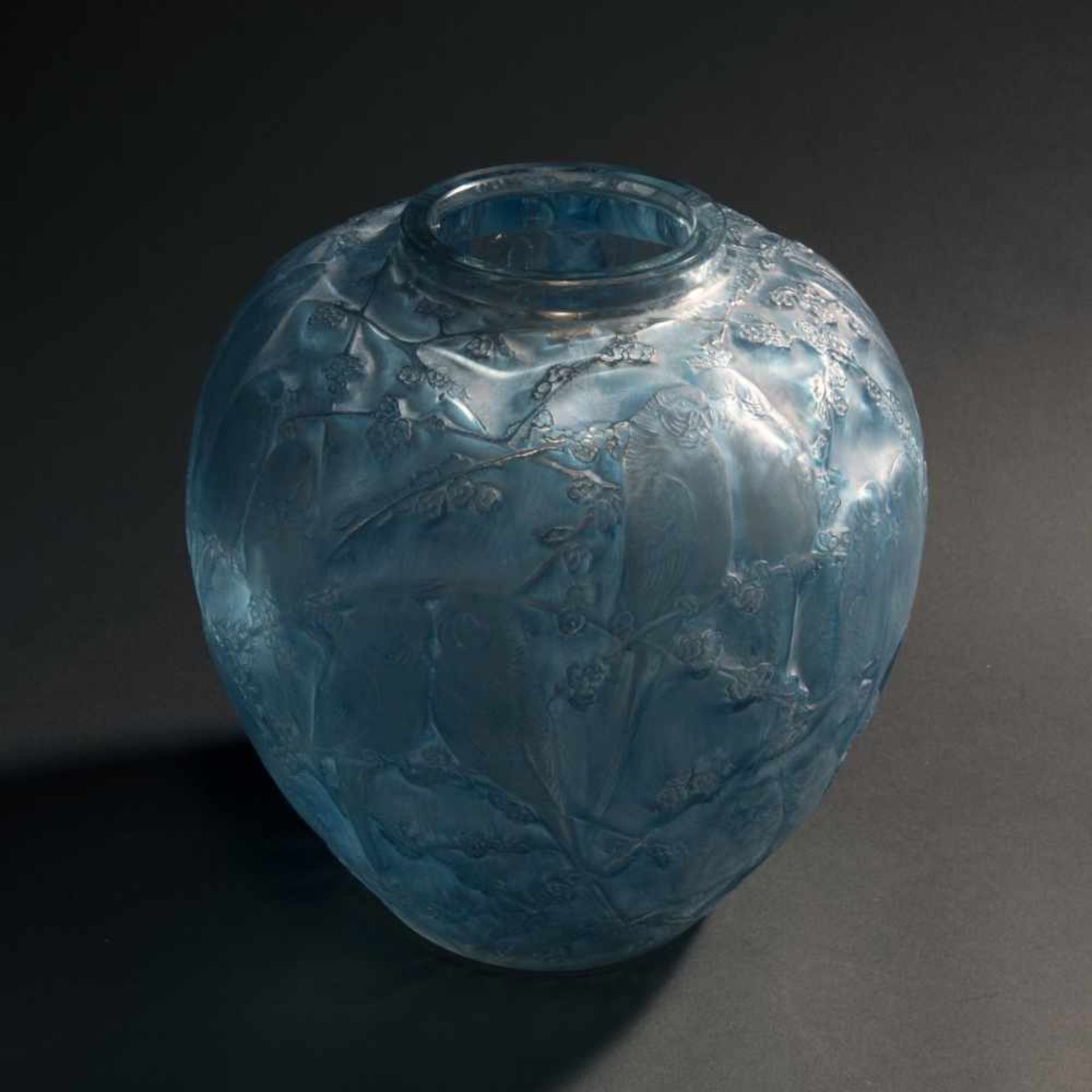 René Lalique, 'Perruches' vase, 1919'Perruches' vase, 1919H. 25 cm. Clear mould-blown glass, blue - Bild 2 aus 3