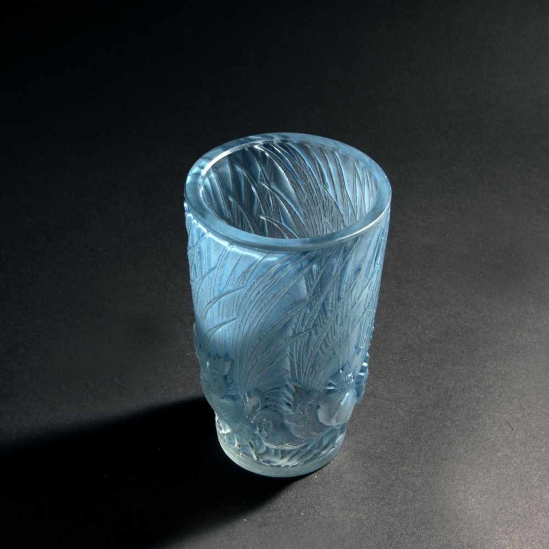 Rene Lalique, 'Coqs et Plumes' vase, 1928'Coqs et Plumes' vase, 1928H. 15.5 cm. Clear moulded glass, - Bild 2 aus 3