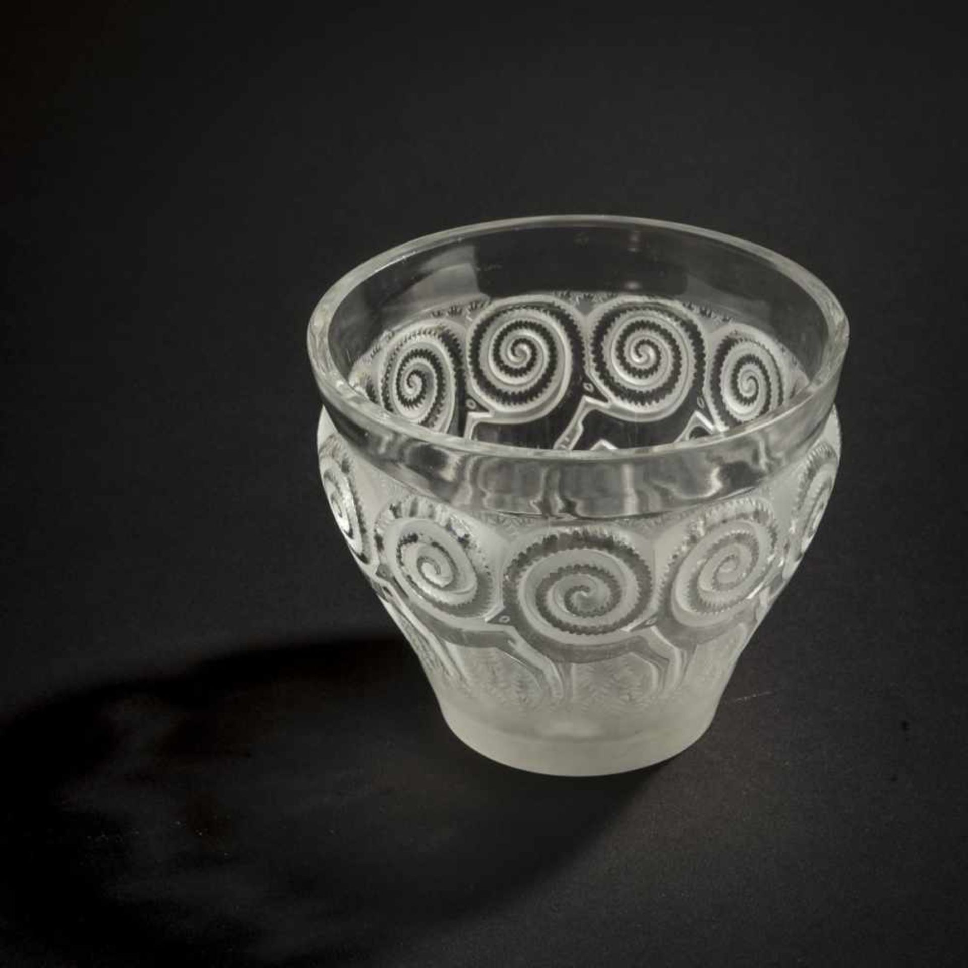 René Lalique, 'Rennes' vase, 1933'Rennes' vase, 1933H. 12.5 cm. Clear moulded glass, satined, - Bild 3 aus 5