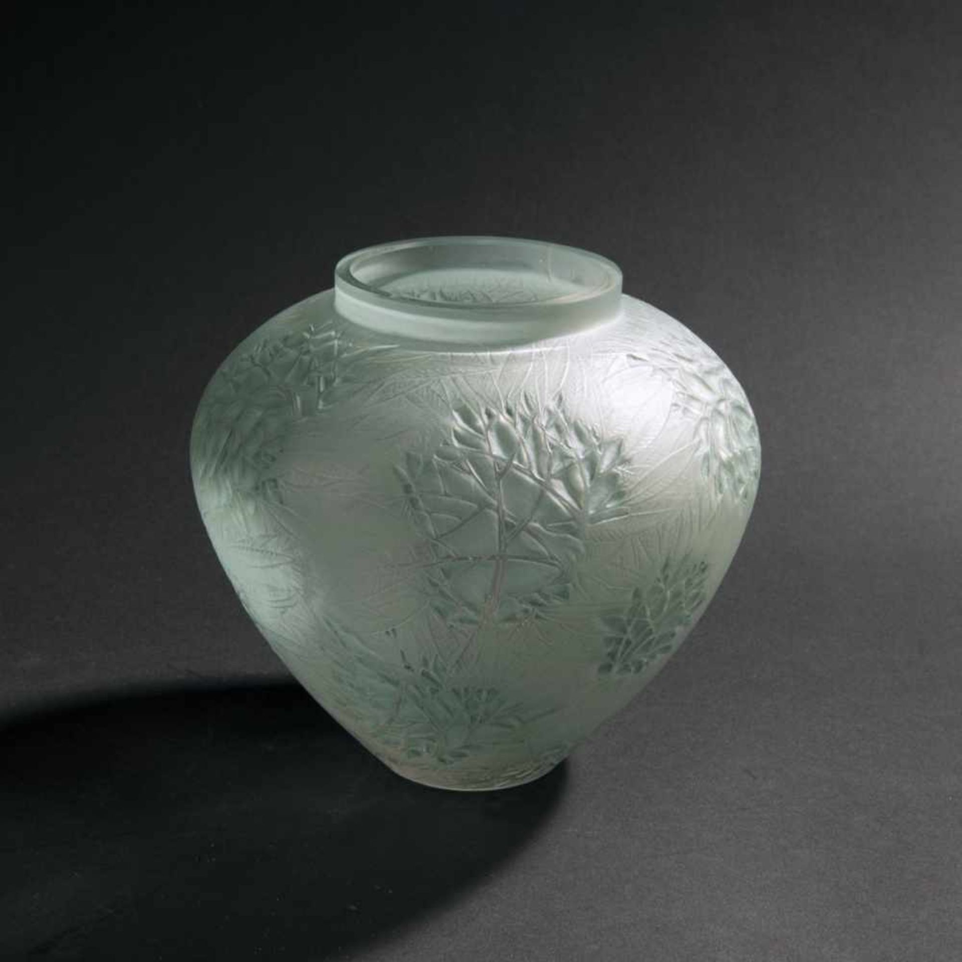 René Lalique, 'Esterel' vase, 1923'Esterel' vase, 1923H. 16 cm. Clear mould-blown glass, green - Bild 2 aus 3
