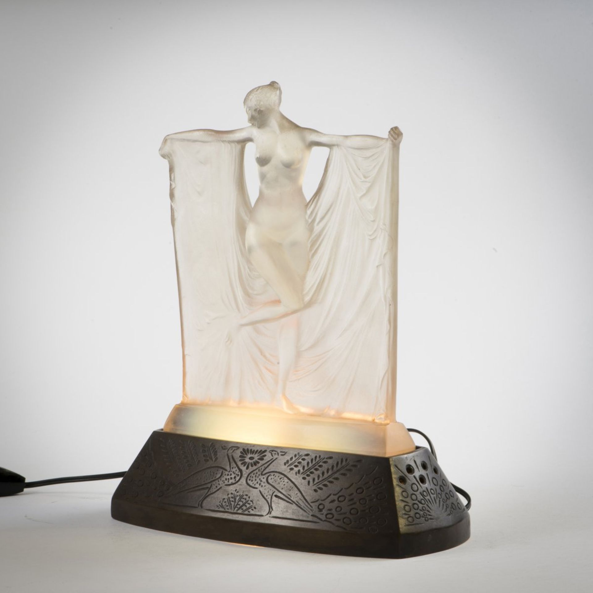 René Lalique, 'Suzanne' table lamp, 1925'Suzanne' table lamp, 1925H. 27 cm (with base). Clear - Bild 4 aus 11