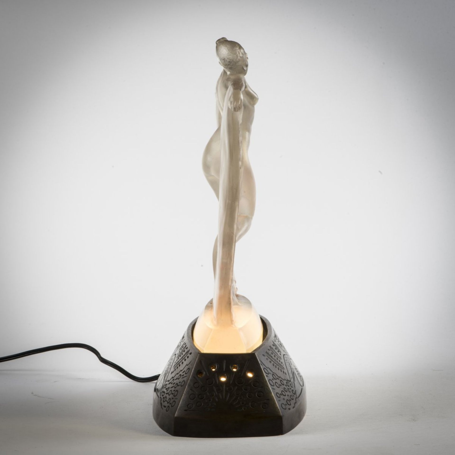 René Lalique, 'Suzanne' table lamp, 1925'Suzanne' table lamp, 1925H. 27 cm (with base). Clear - Bild 5 aus 11